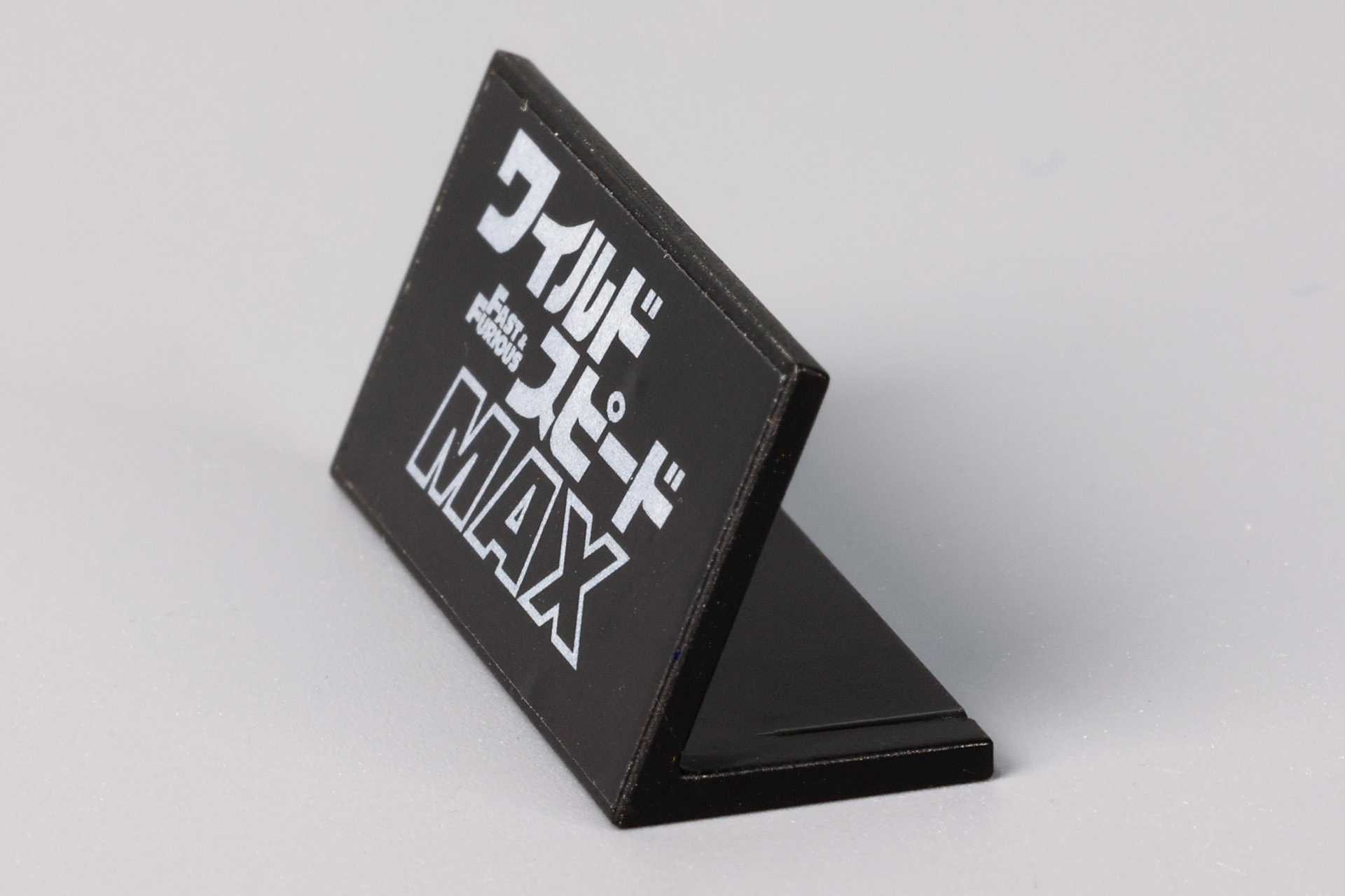 このように少しロゴ部分が斜めになっている