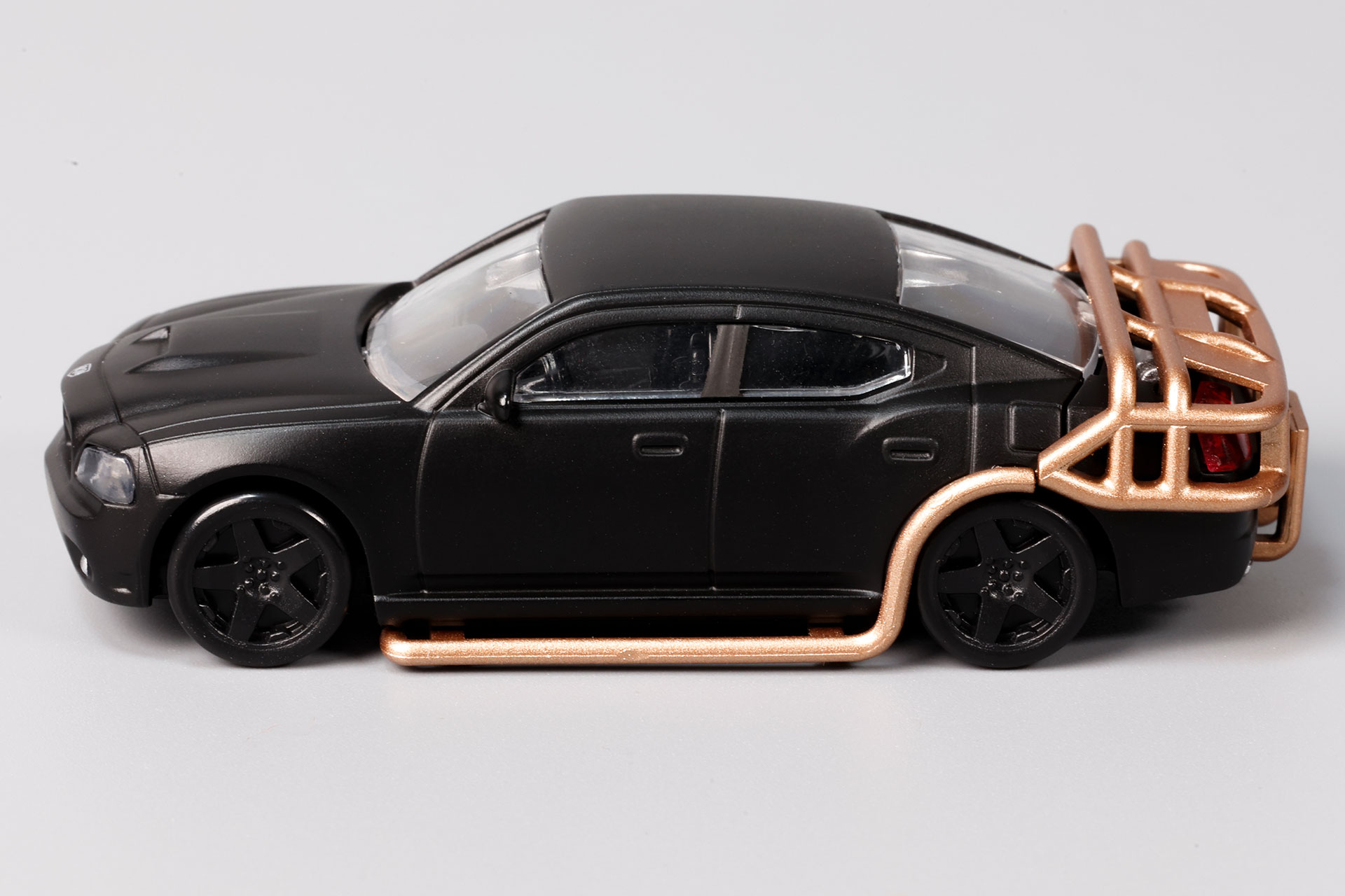 車両全体がマットなブラックカラーで塗装されている