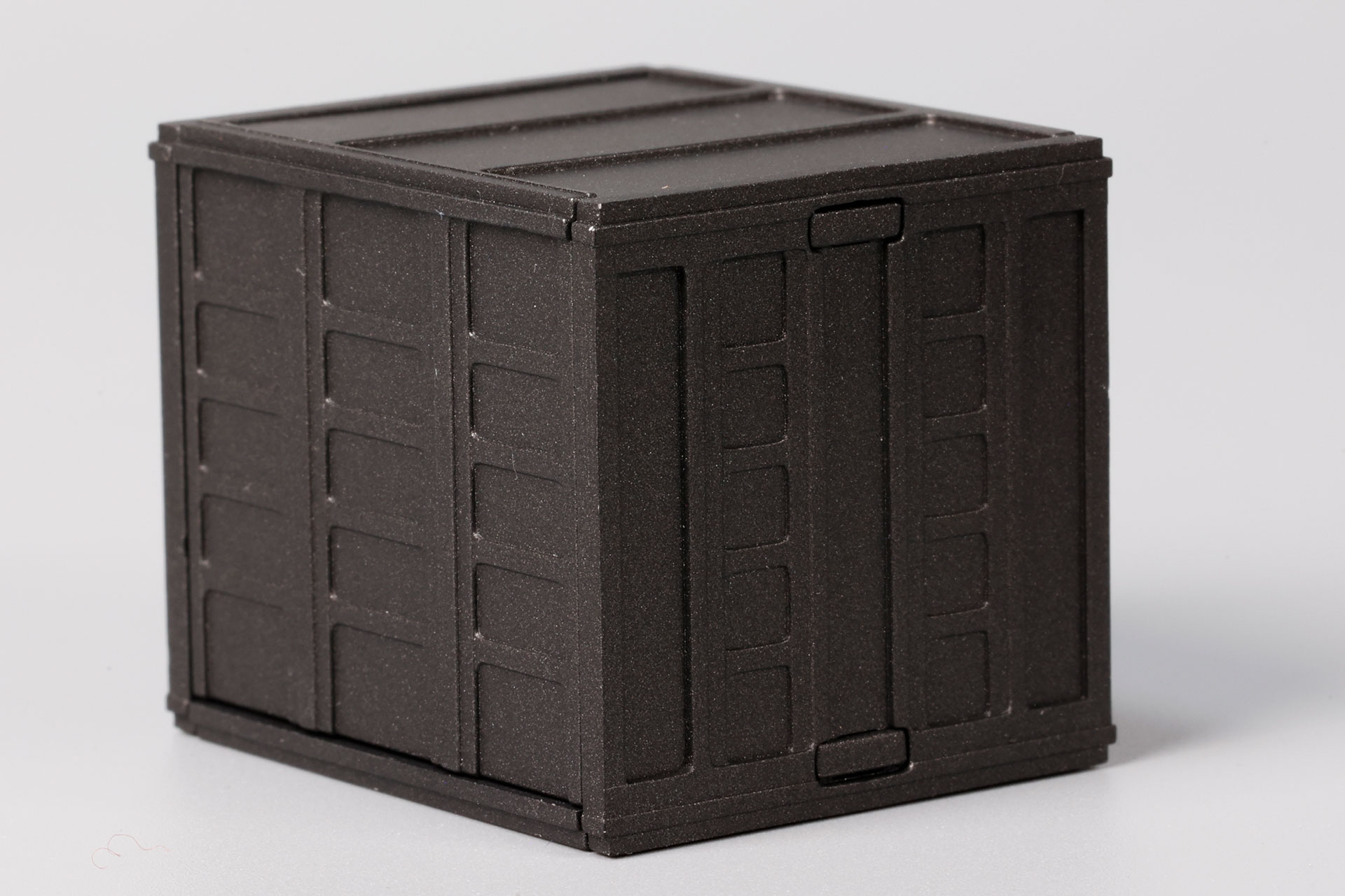 車両も含めて劇中資料を元に造形が行われている