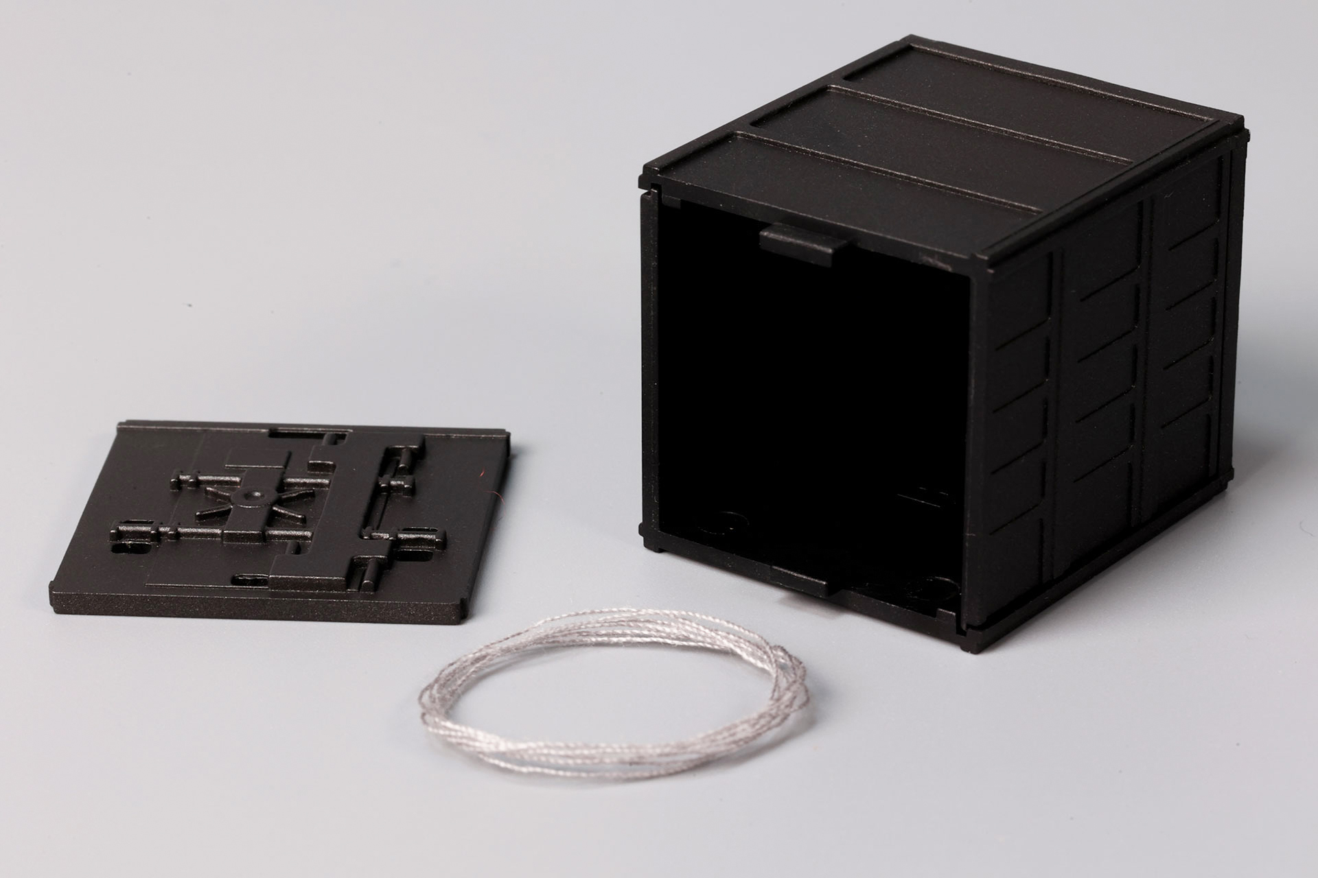 金庫の中身にお金は入っていなかったのだが、その代わりに車両に取り付けられる紐が入っていた