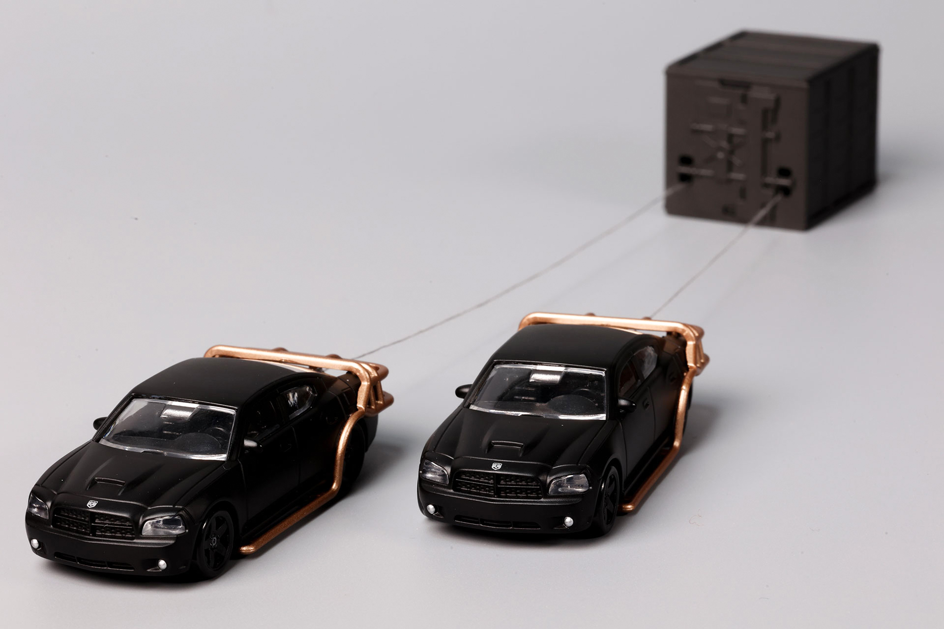 2台の「Dodge Charge SRT-8」に紐を取り付けてみたところ