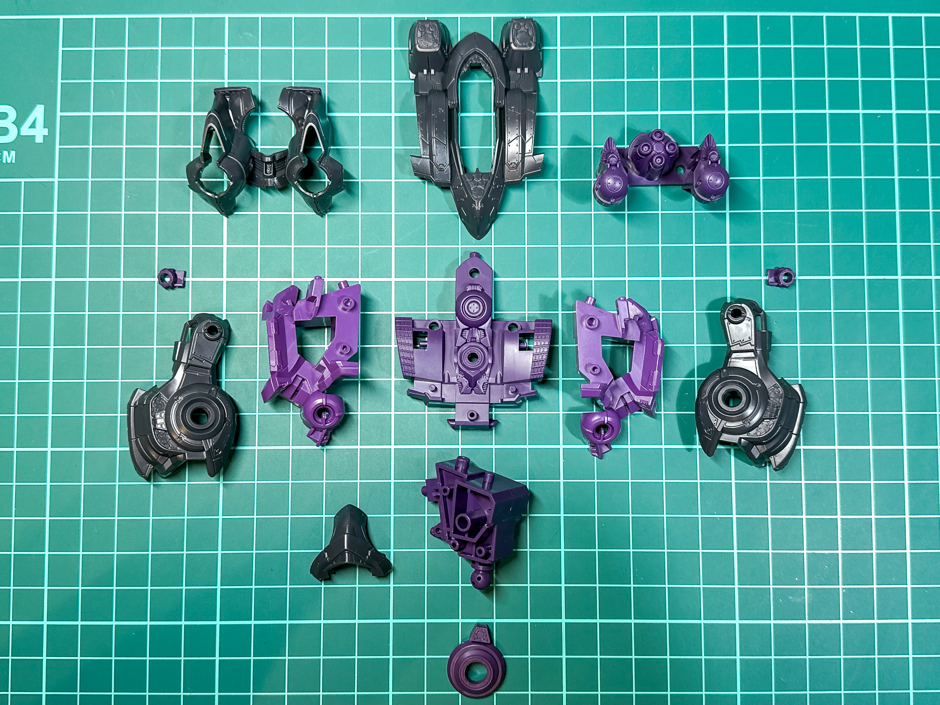 組み立て前のコアパーツ。パープルカラーのパーツは内部で一体化しています。