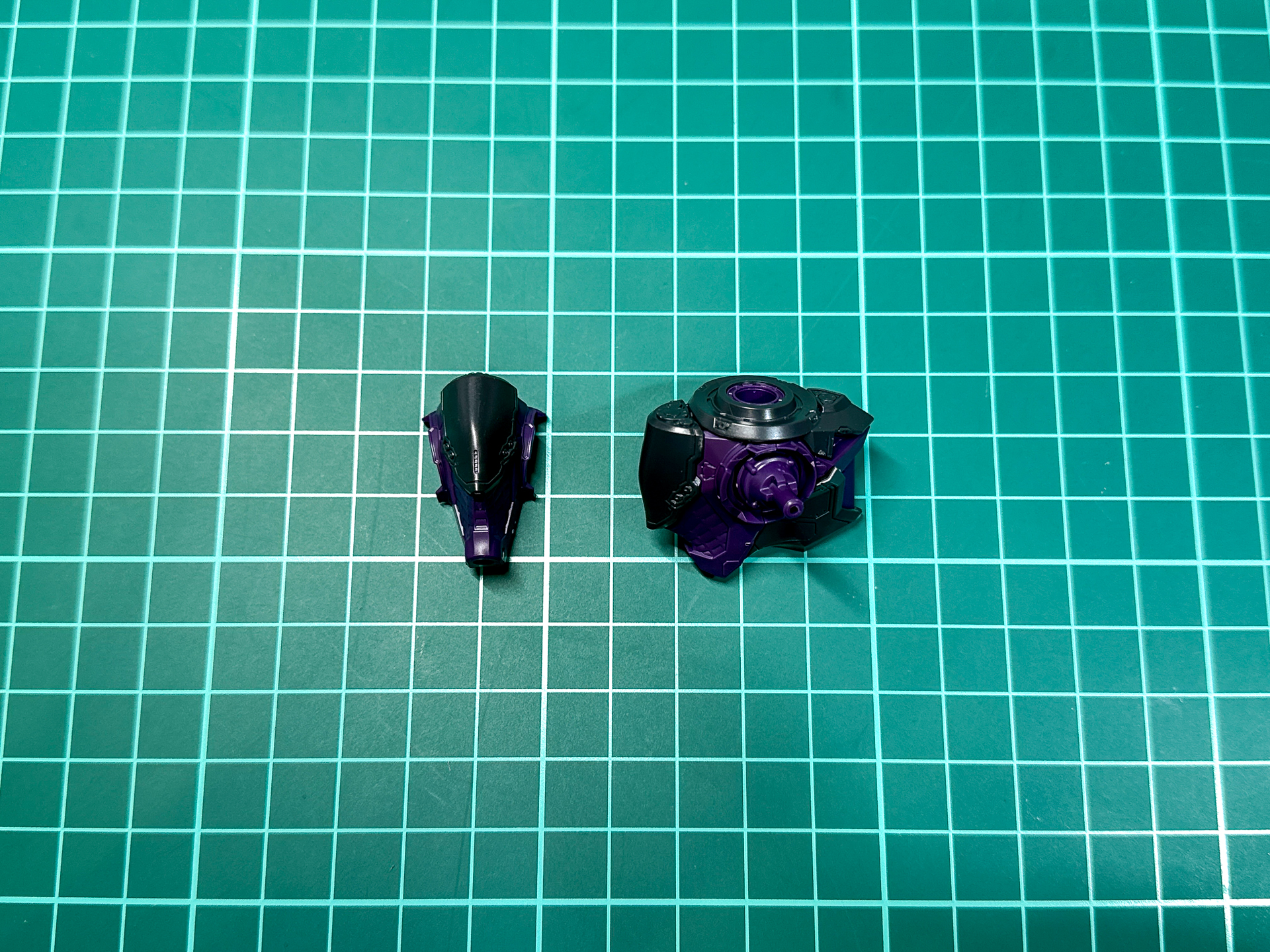 組み立て後の腰部パーツ。背面パーツはアクションベース使用の有無によって使用パーツを変更します。