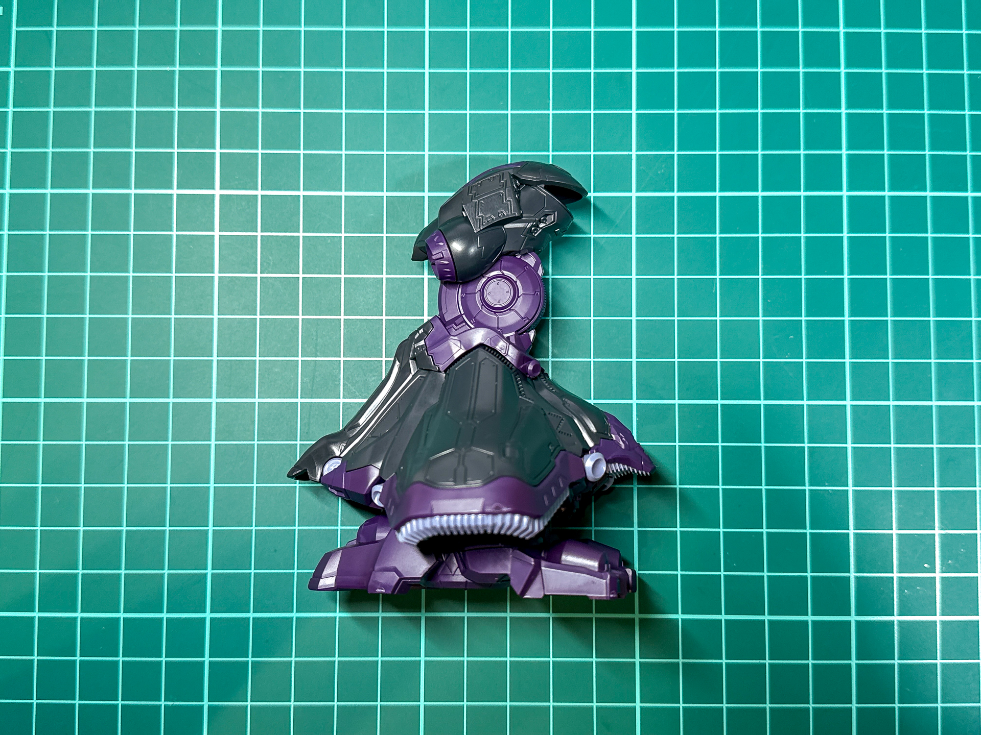 完成した脚部パーツ。これまでの「30MM ARMORED CORE VI FIRES OF RUBICON」シリーズにはないフレア形の脚部となります。