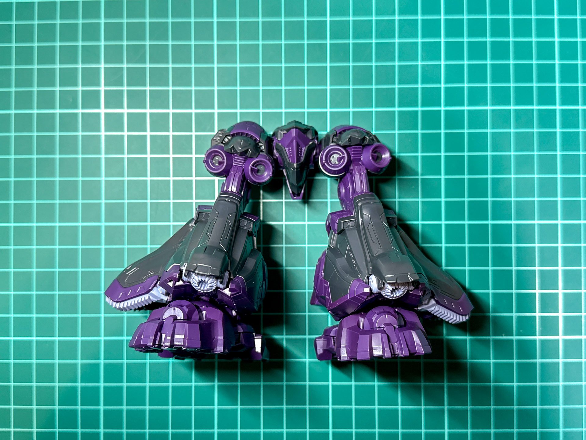 特徴的なフレア形の脚部パーツが完成しました。