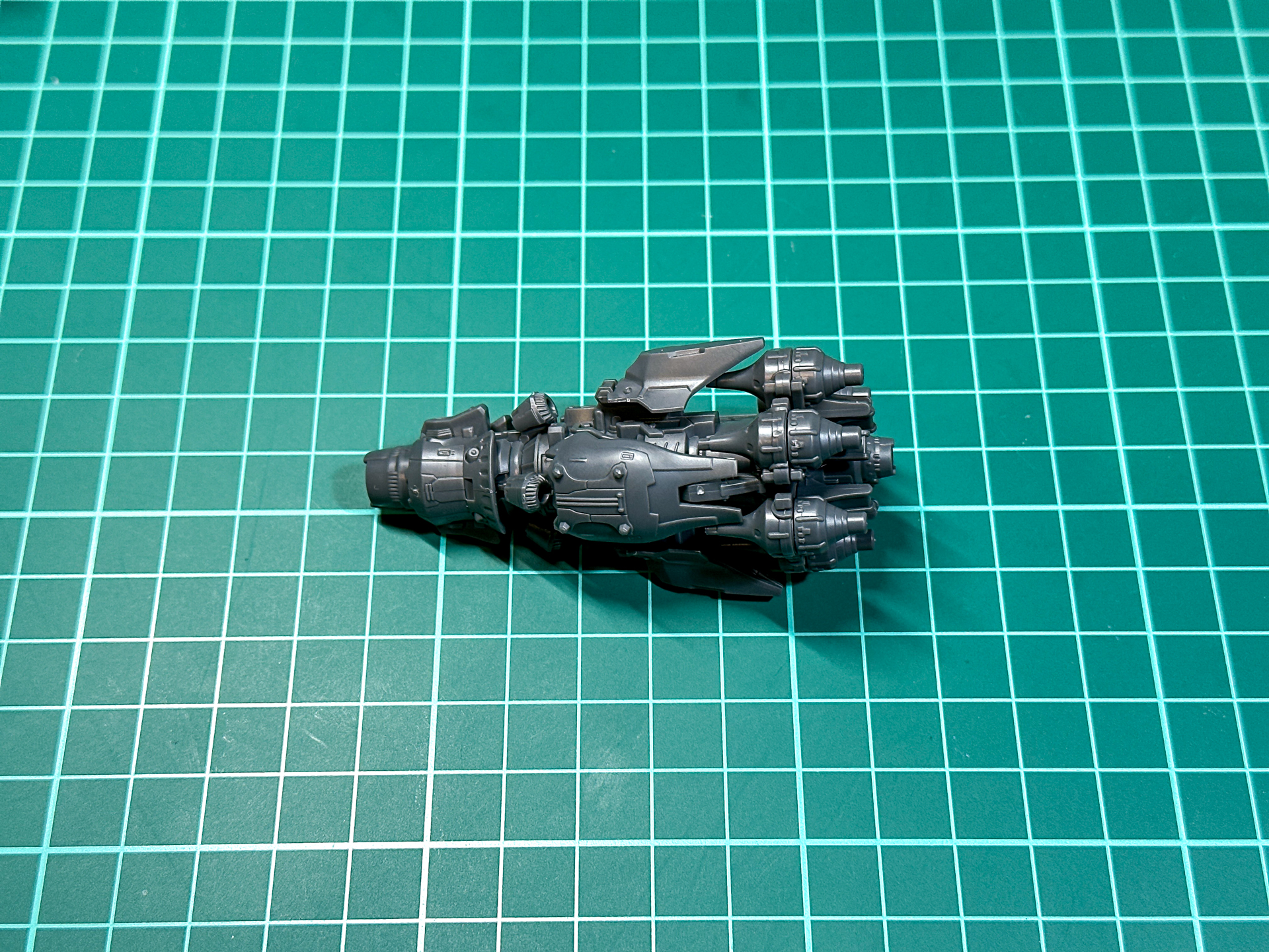 組み立て後の格納状態のレーザーランス。機体前腕部より太く長い造形です。