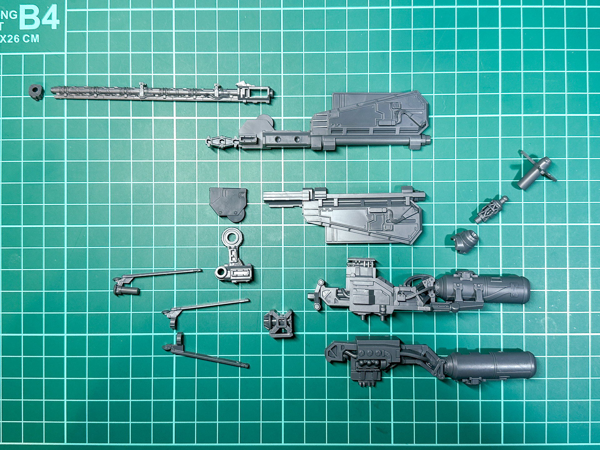 組み立て前のスタンニードルランチャー。銃身だけでなく、本体のパイピングも細かく彫刻されています。