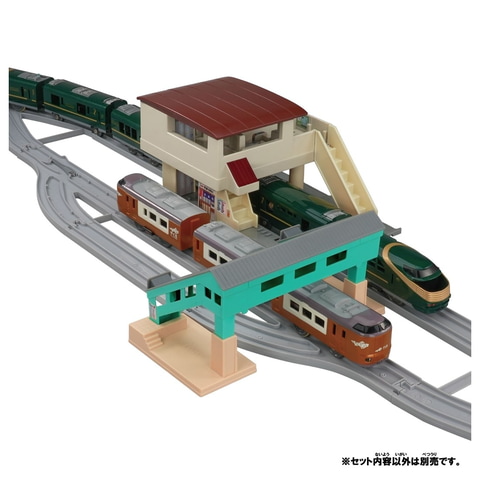 駅ホ-ムと跨線橋のジオラマ 駅ホ-ムと跨線橋のジオラマ 駅ホ-ムと跨線橋のジオラマ