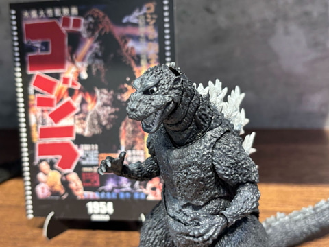 1954年映画版の「ゴジラ」が特別仕様で「S.H.MonsterArts」に再
