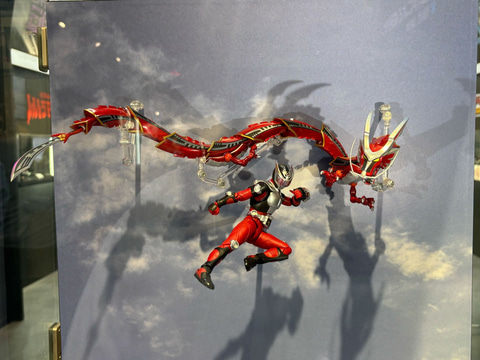 仮面ライダー龍騎」より龍騎のミラーモンスター「ドラグレッダー