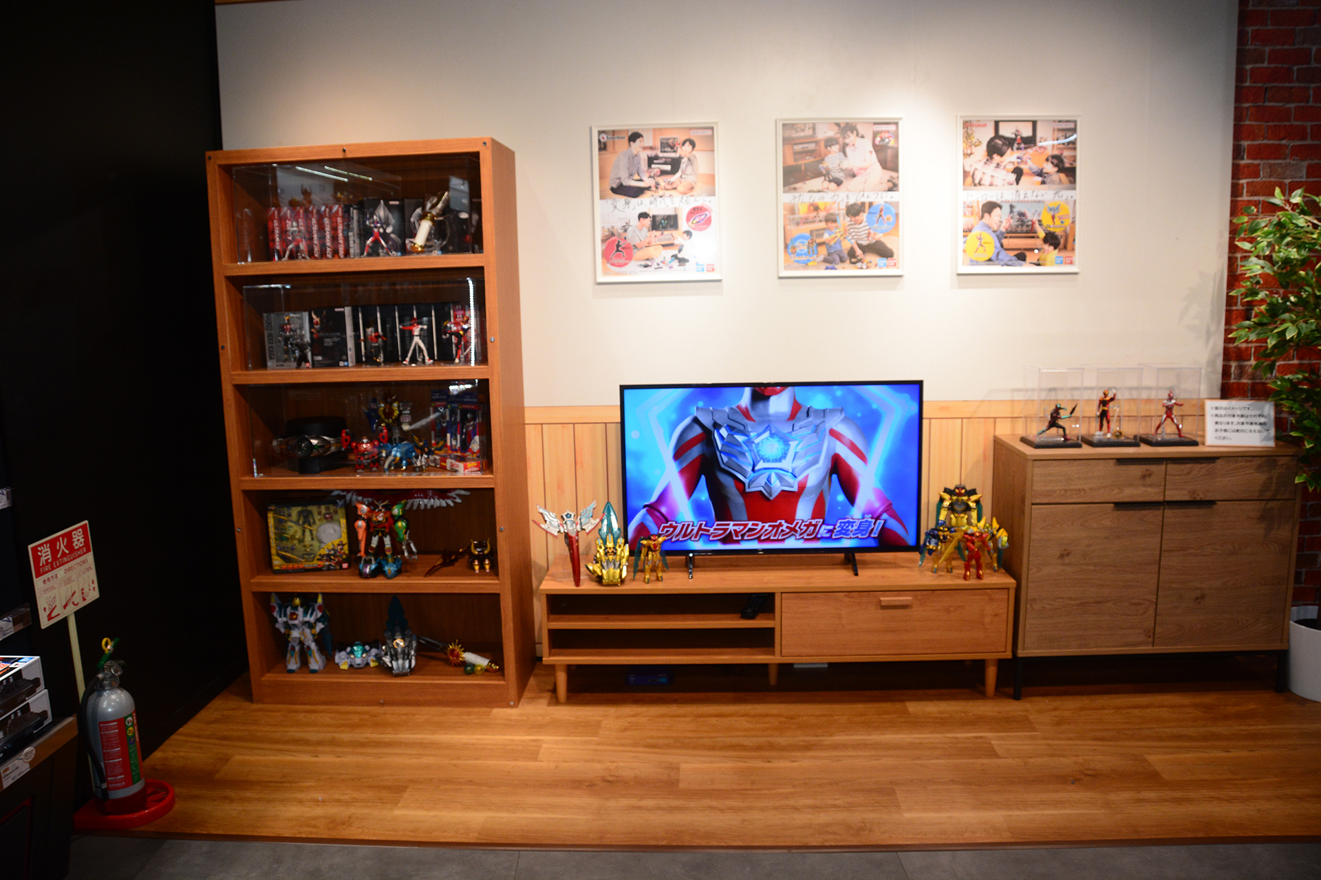 TVの周りに並べられたグッズ