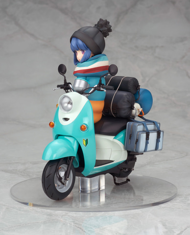 ゆるキャン△』より愛用のスクーターに腰かける「志摩 リン」の