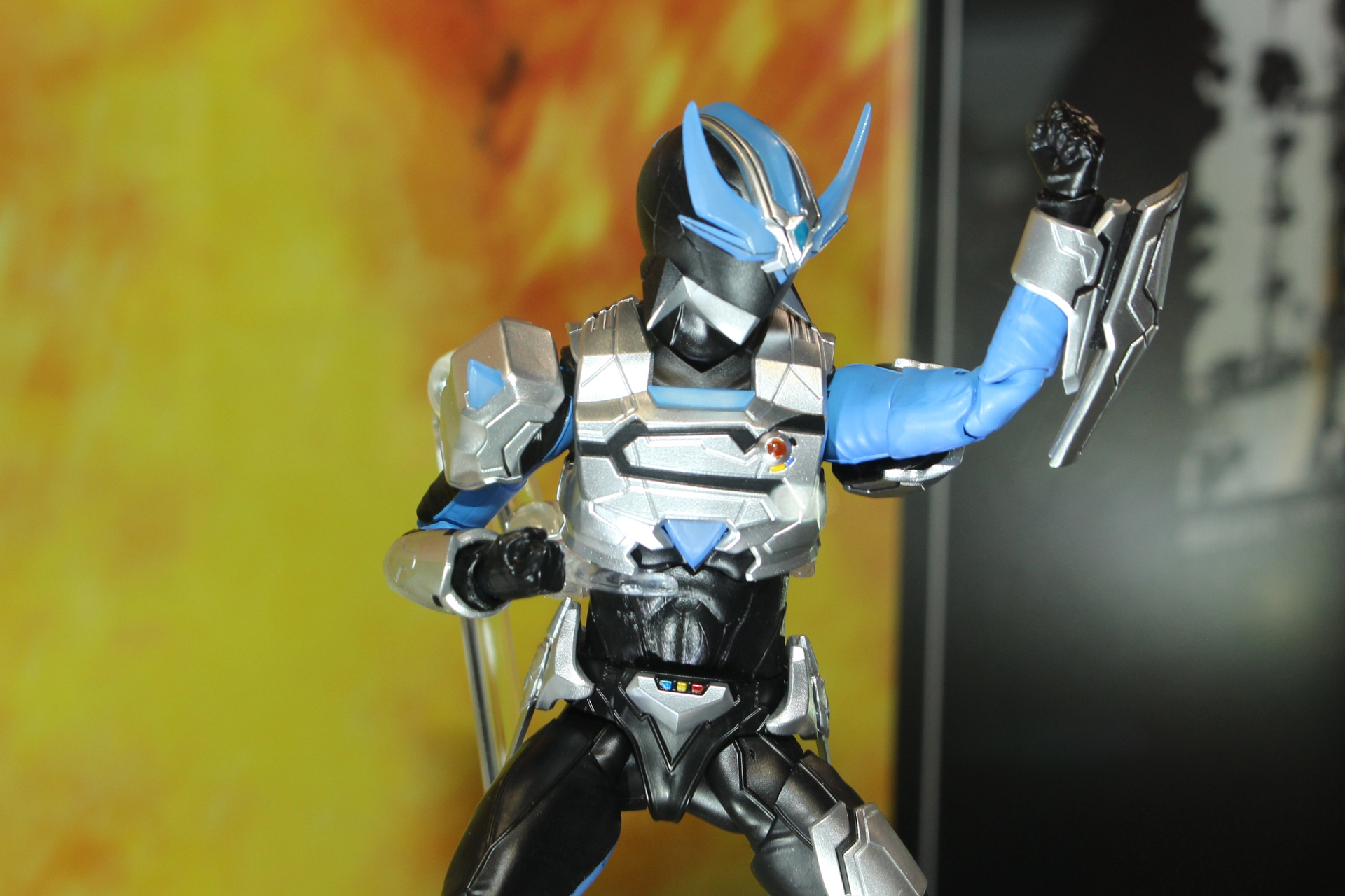 上半身や腕、脚などに強化プロテクターを装備している