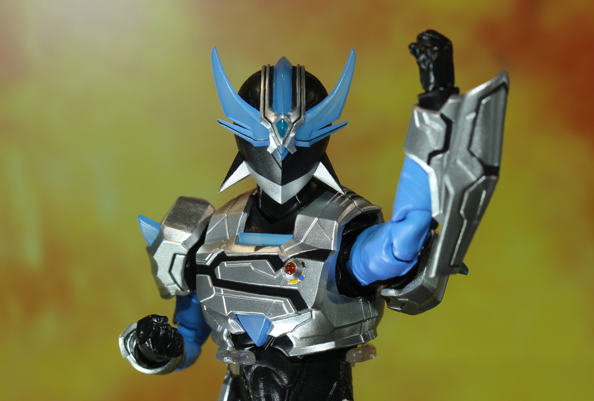 マスクの飾りや胸、肩にはクリアパーツを使用している