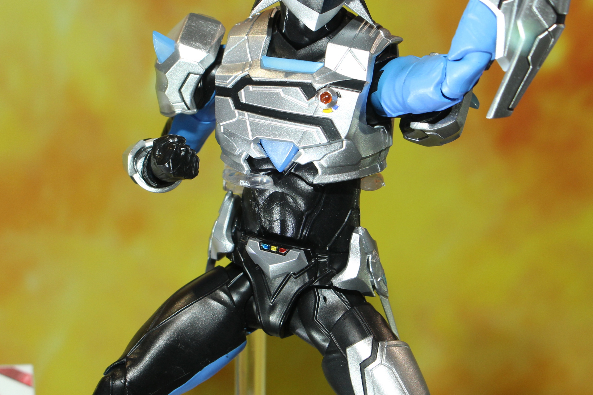 腰に備えたクロムレイバーは着脱が可能。伸びた状態のものも付属し、使用時のポーズも楽しめる