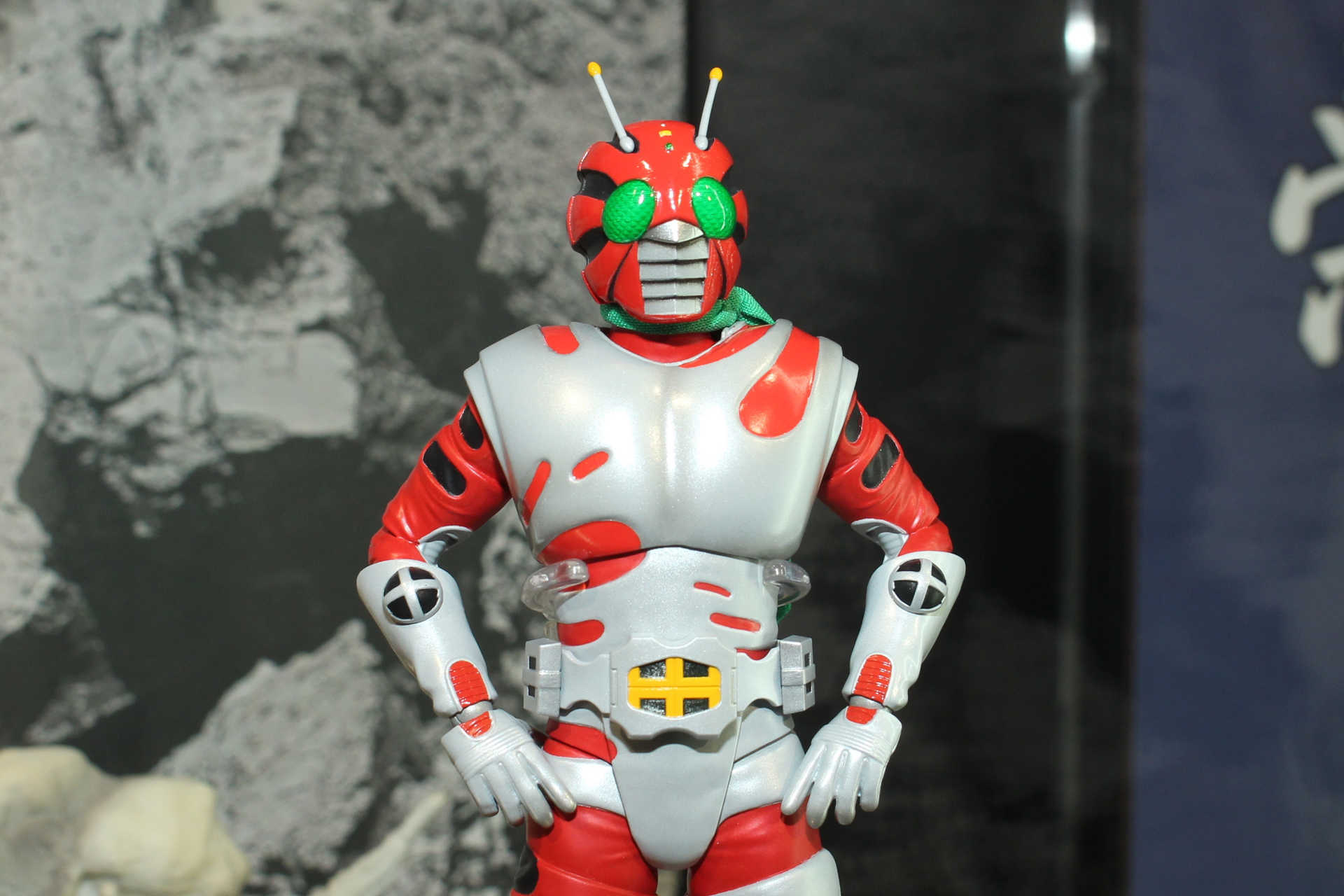 ゼクロスの特徴的なマスクやベルト、体格までも忠実に再現。試作品や過去シリーズを見る限り、マフラーは全て布製となるようだ