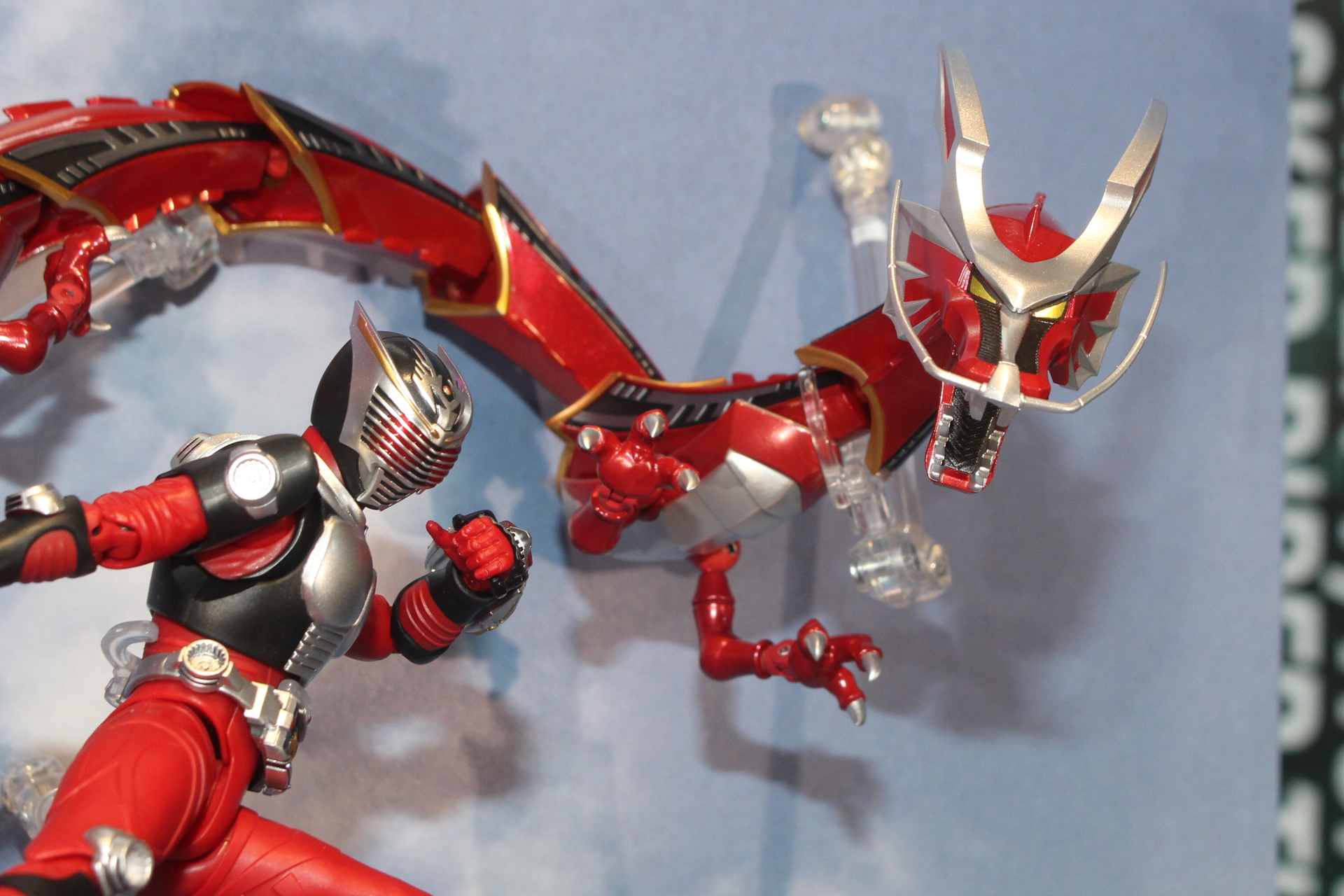 鏡の中のミラーワールドから現れるミラーモンスター、ドラグレッダーを立体化