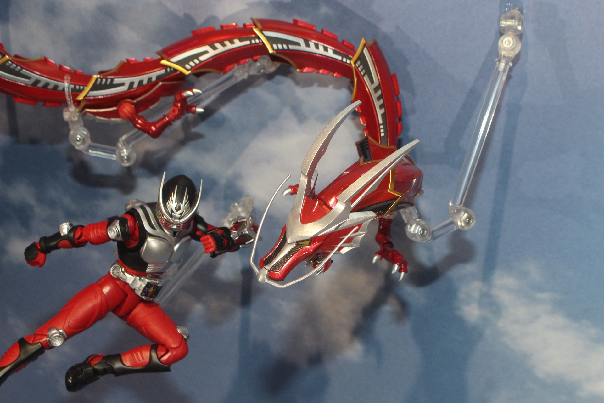 メタリックレッドとシルバーを基調としたカラーリングが鮮やかだ