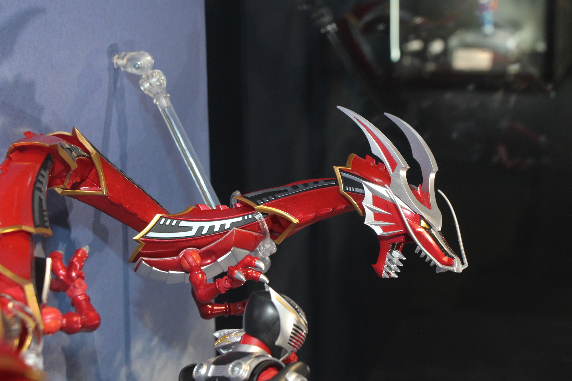 頭部のドラグジャウはほぼそのままの形で龍騎のドラグクローとなる