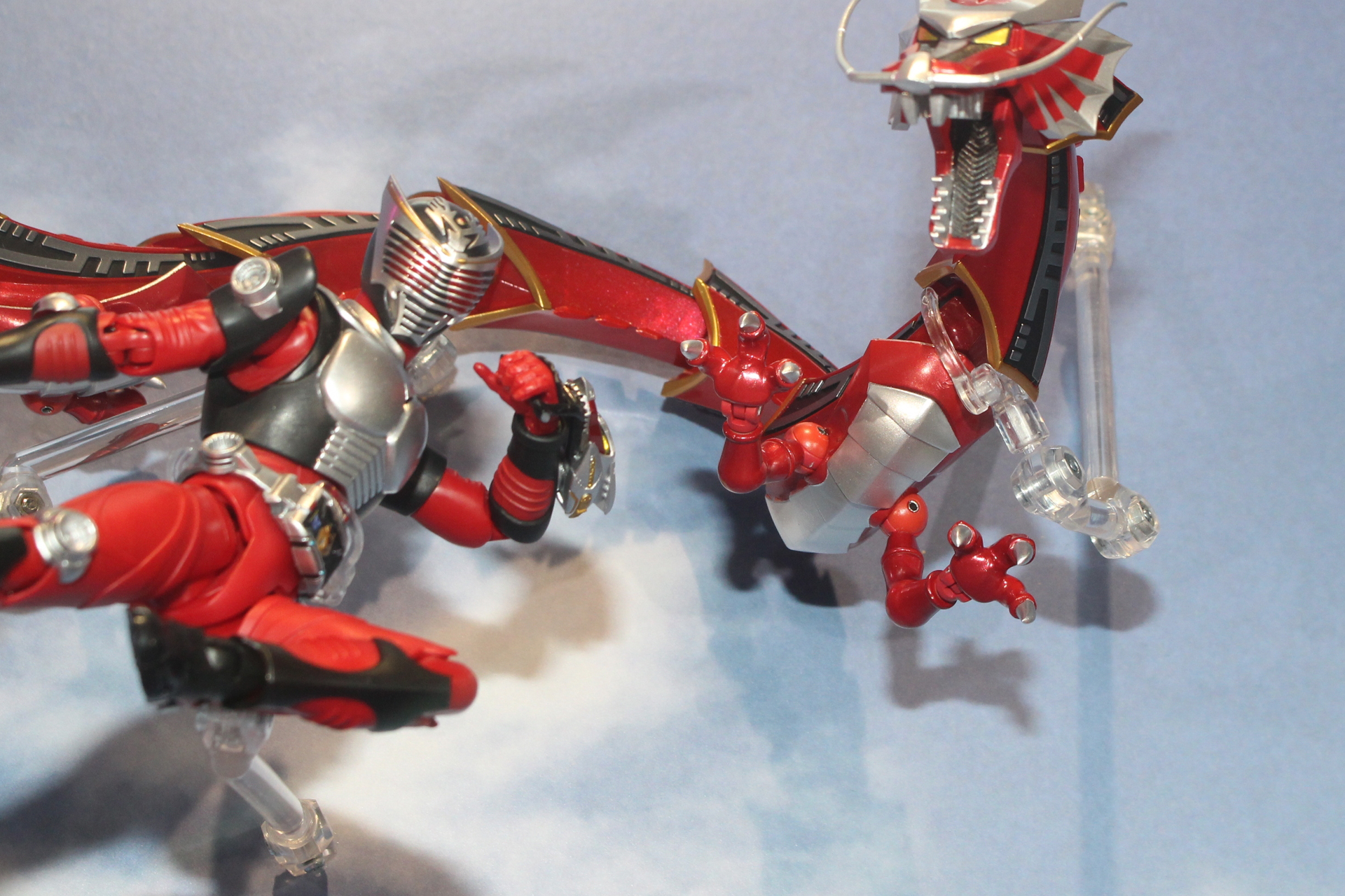 手足の付け根にはドラグシールドと同じ意匠が