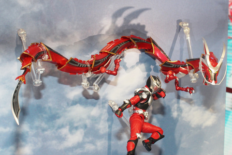 仮面ライダー龍騎 フィギュア ドラグレッダー 当時物 SHF 真骨彫 希少 赤黒 S.H.Figuarts 仮面ライダー龍騎&ドラグレッダーセット | 魂ウェブ
