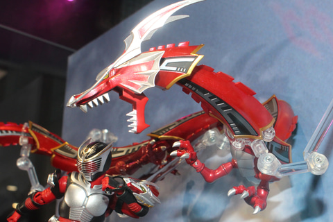 仮面ライダー龍騎 フィギュア ドラグレッダー 当時物 SHF 真骨彫 希少 赤黒 仮面ライダー龍騎 フィギュア ドラグレッダー 当時物 SHF 真骨彫