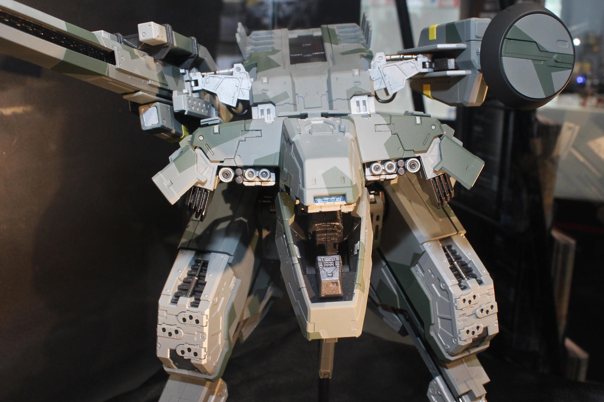 展示されている試作品はコクピットが開いた状態だが、通常は閉まっている