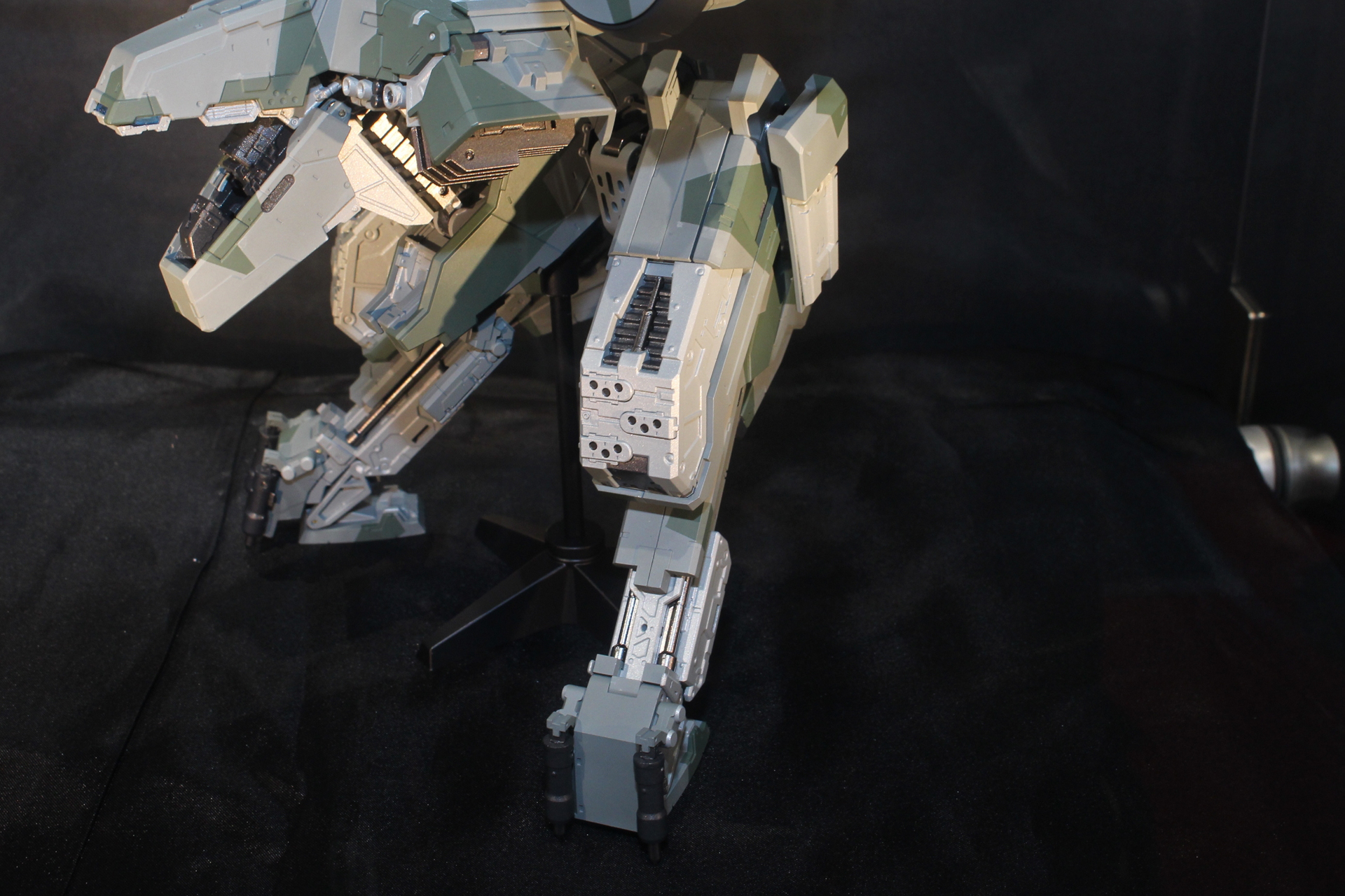 脚部を最大延長すると全高180mmとなる。スパイクはダイキャスト製で独立可動する