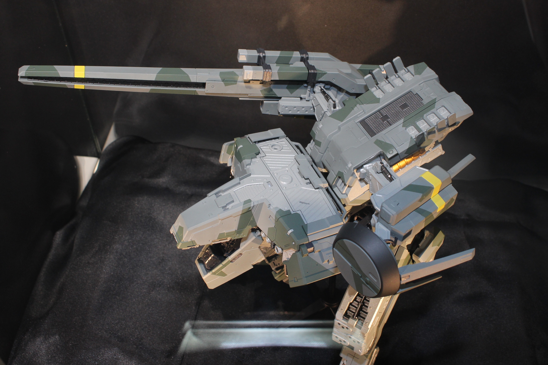 機体全体には迷彩柄があしらわれる。オリジナルのハッチ開閉ギミックも搭載