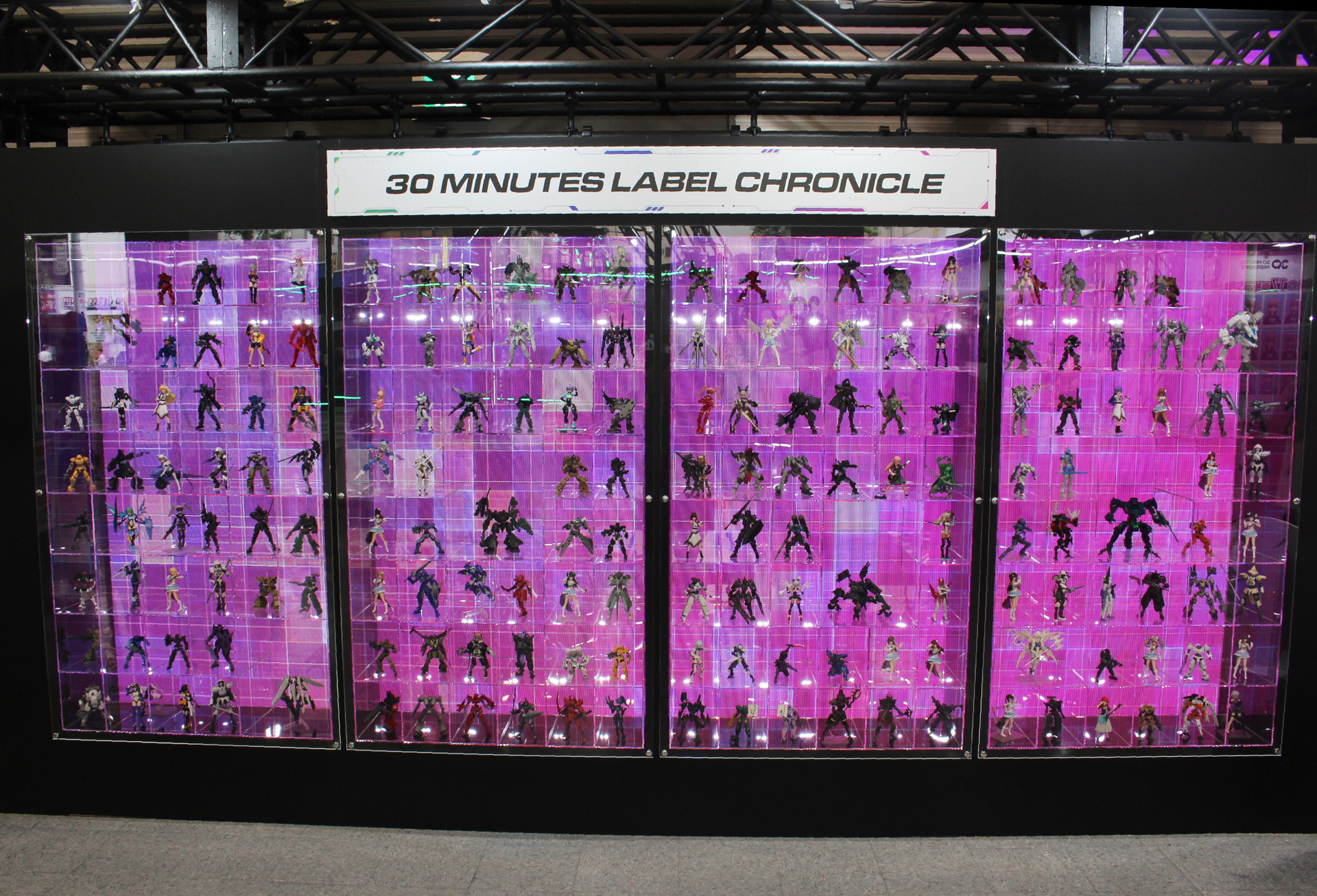 「30 MINUTES LABEL CHRONICLE」と銘打たれた展示スペースには、新旧170体もの完成品が展示