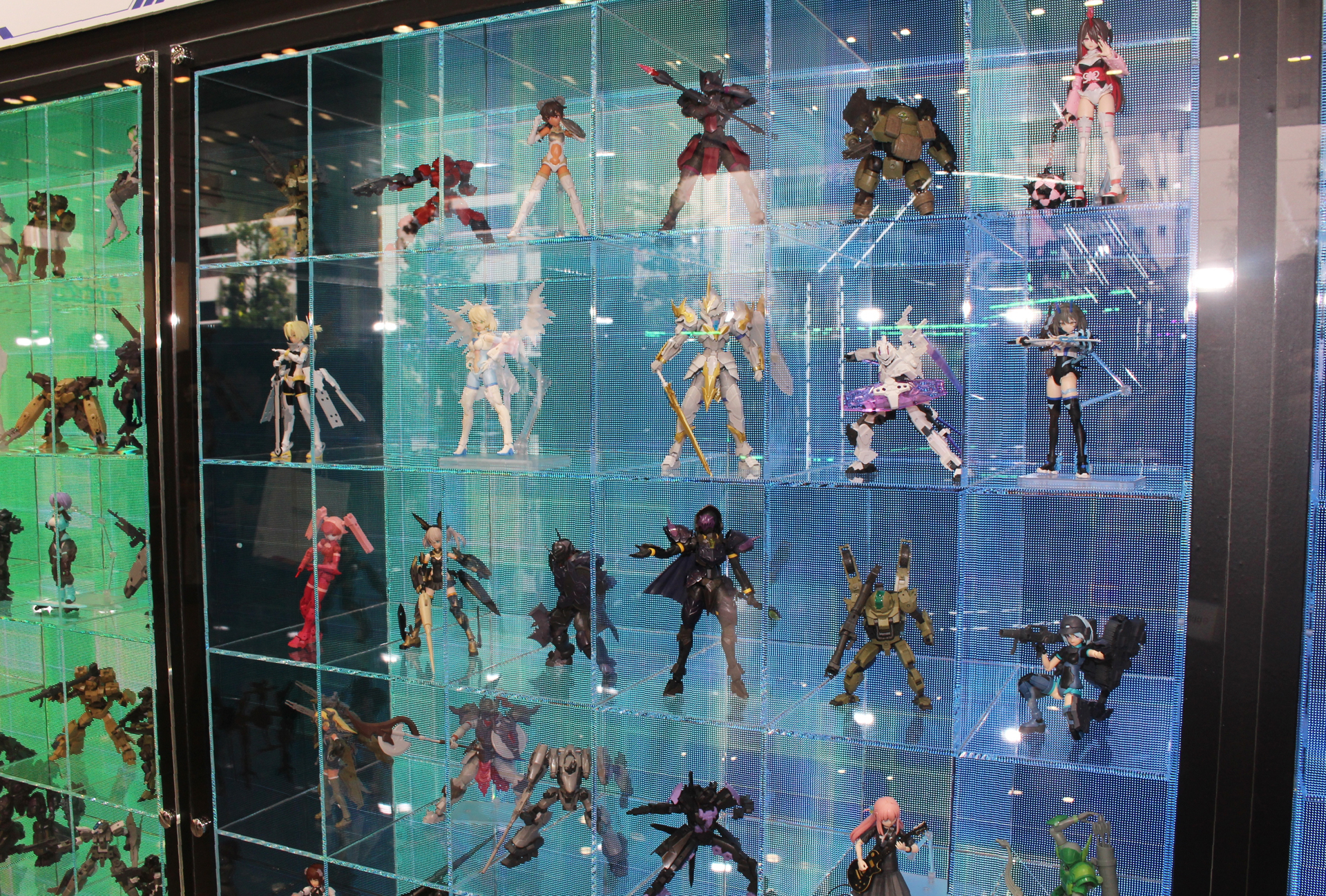 「30 MINUTES LABEL CHRONICLE」と銘打たれた展示スペースには、新旧170体もの完成品が展示