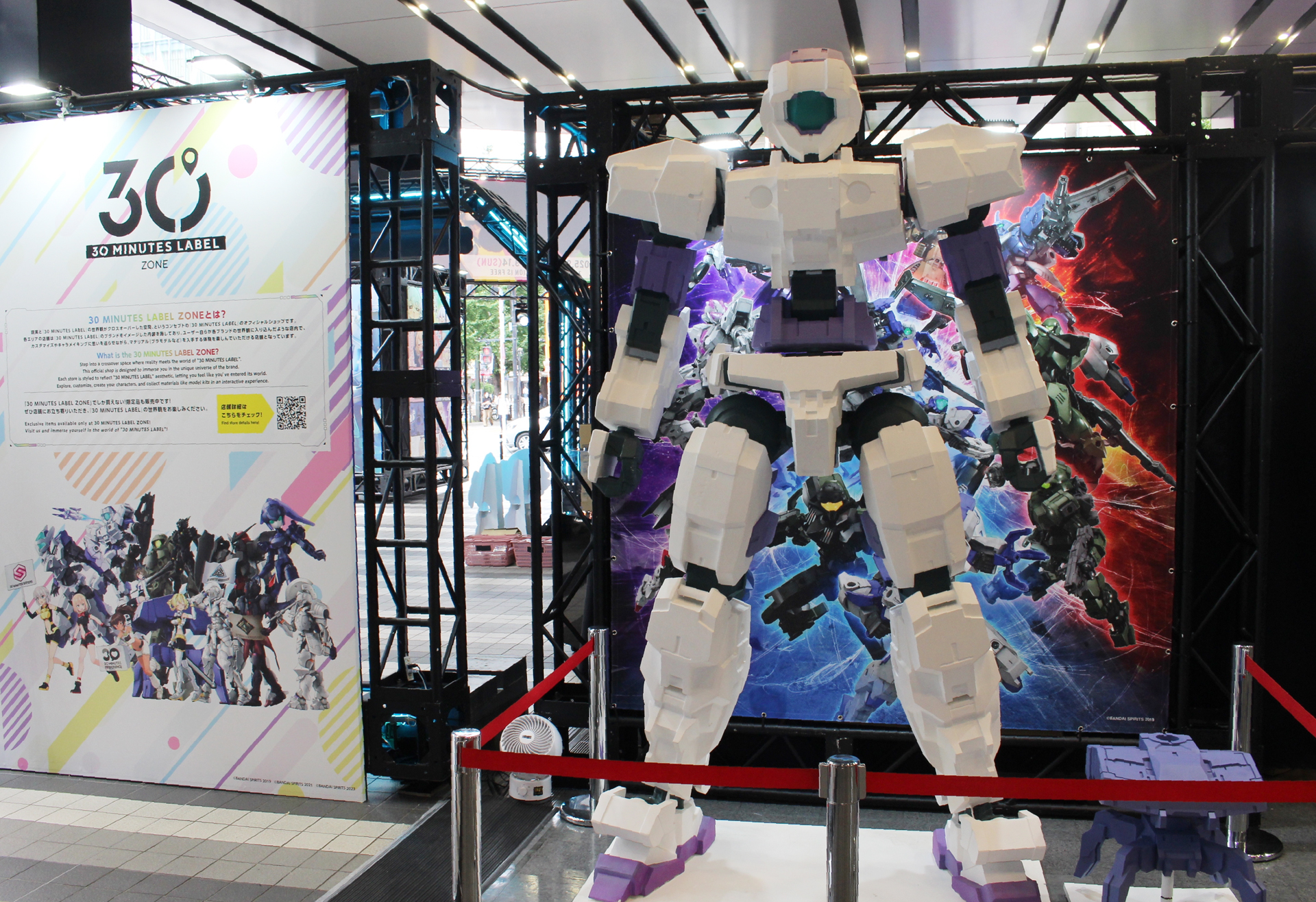 会場出口に設置された「30MM eEXM-17 アルト」の立像