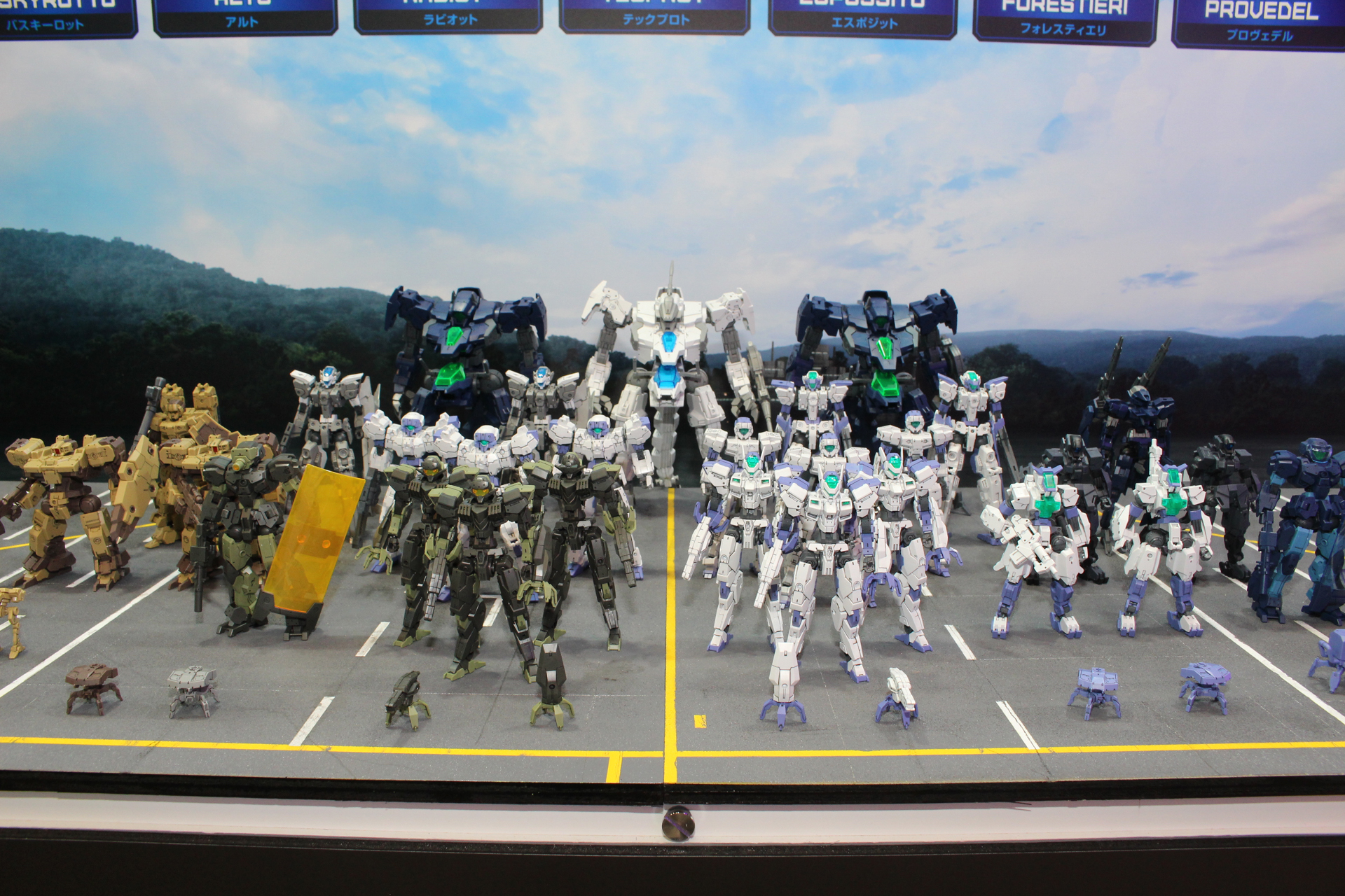 単体ではシンプルな量産機も、たくさん並ぶと迫力がある
