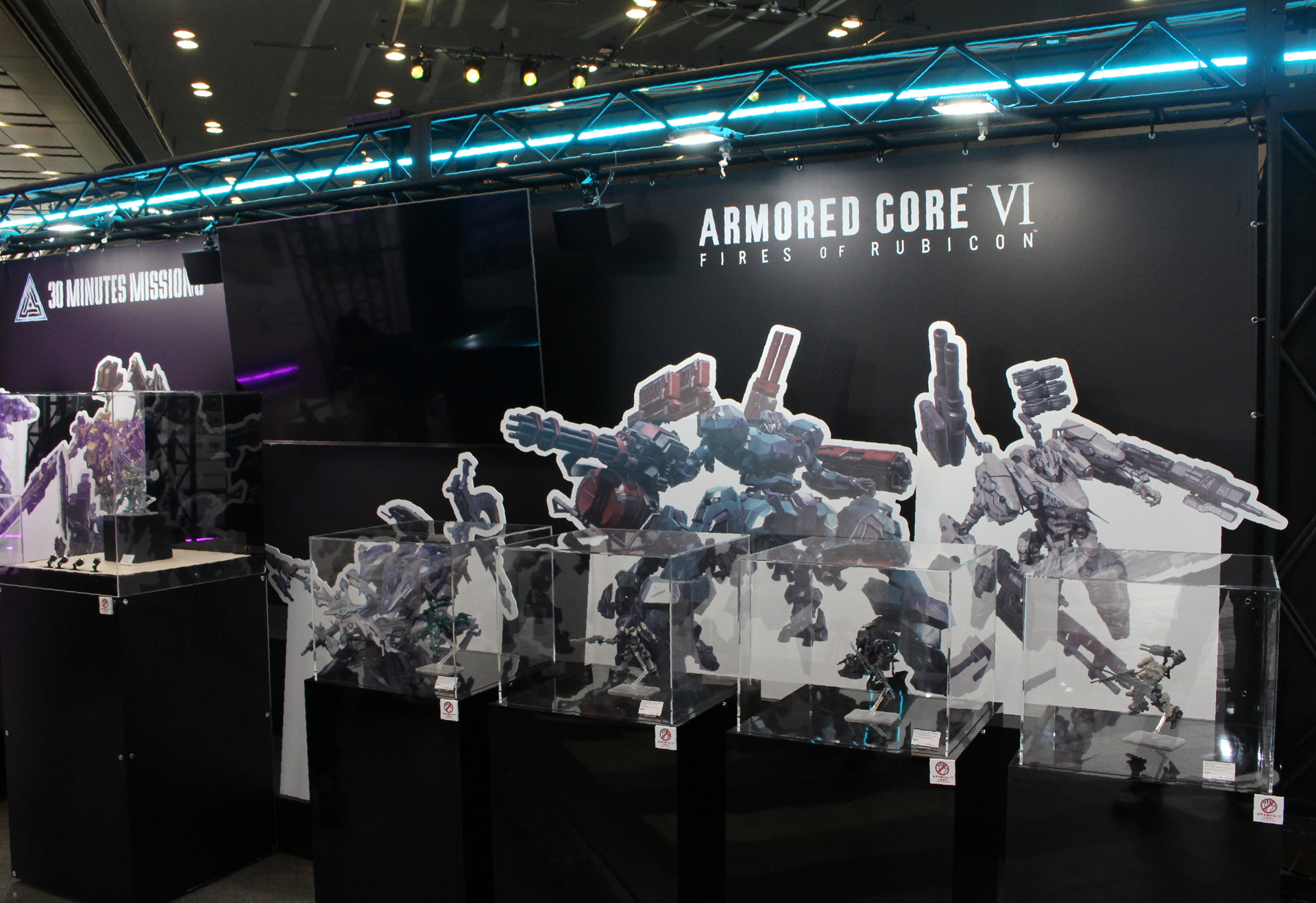 「30MM ARMORED CORE」シリーズは機体のパネルを背景に展示されていた