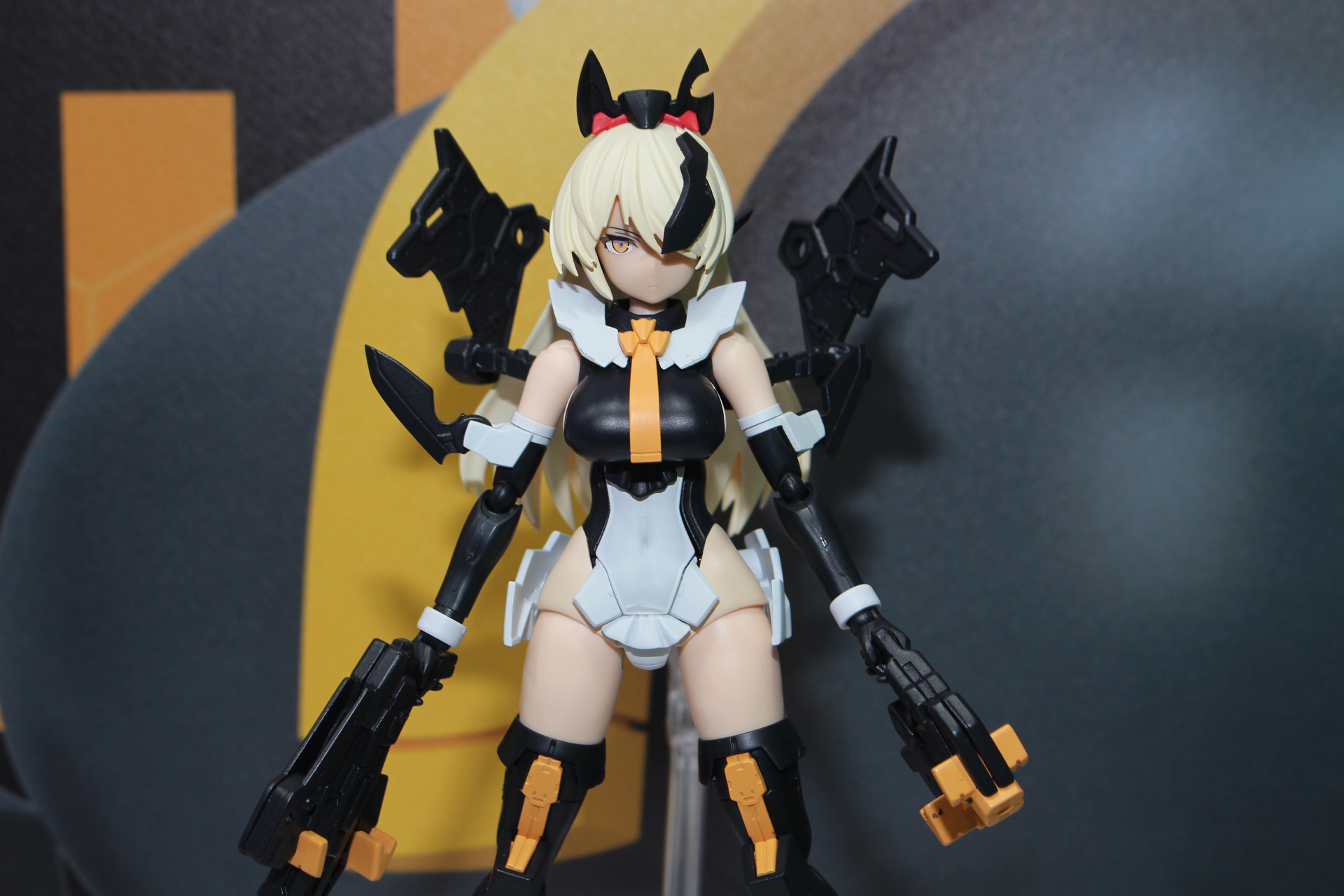 「30MS SIS-Hc106k ベルベリア=ベリィス(フェローチェフォーム)」。2挺のライフルとケルベロスを思わせるバックパックを備える