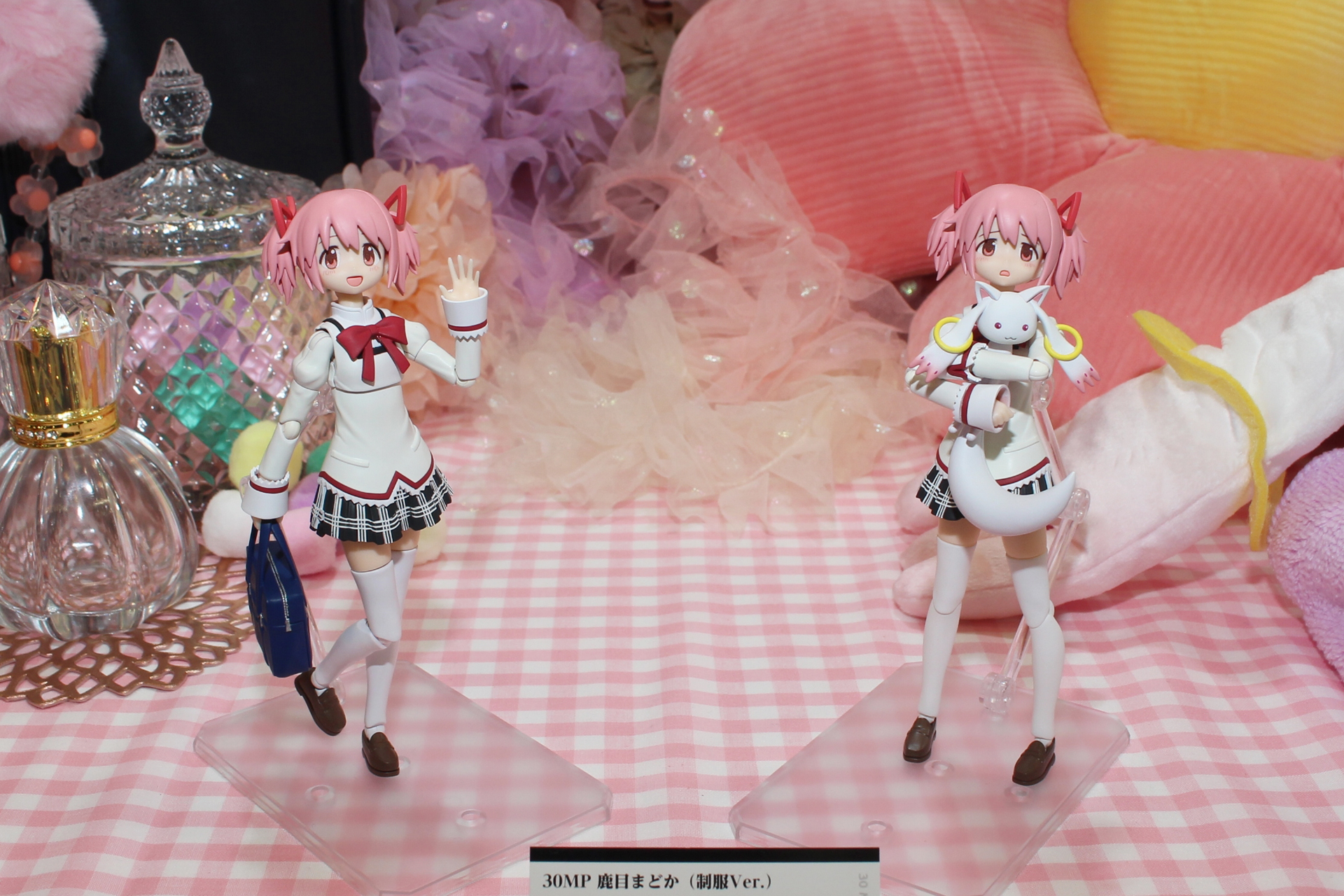 「30MP 鹿目まどか(制服Ver.)」。フェイスパーツは写真の2種が付属する予定で、カバンやキュゥべえも見える