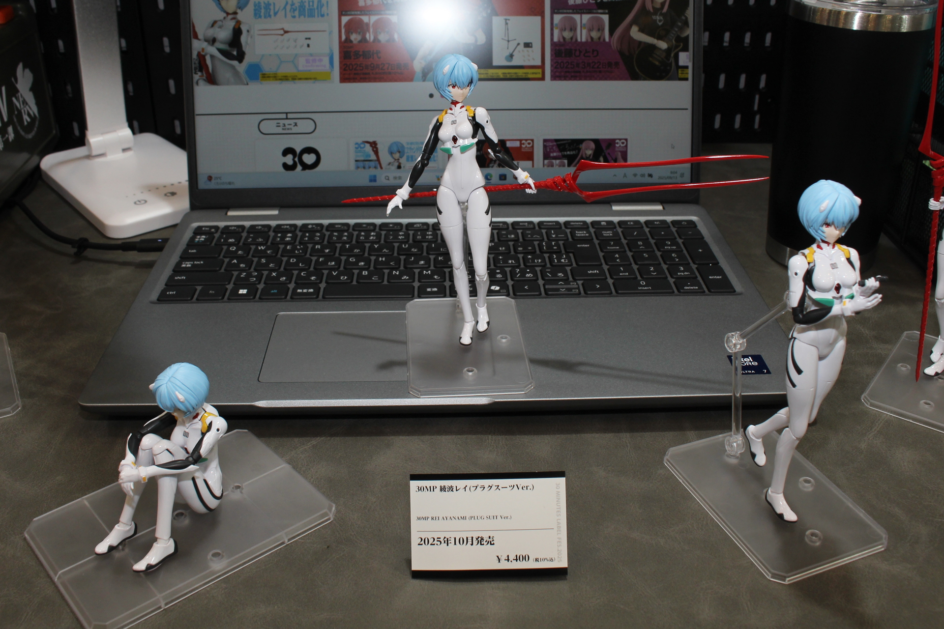 10月発売予定の「30MP 綾波レイ(プラグスーツVer.)」。専用パーツを使った体育座りも可能だ