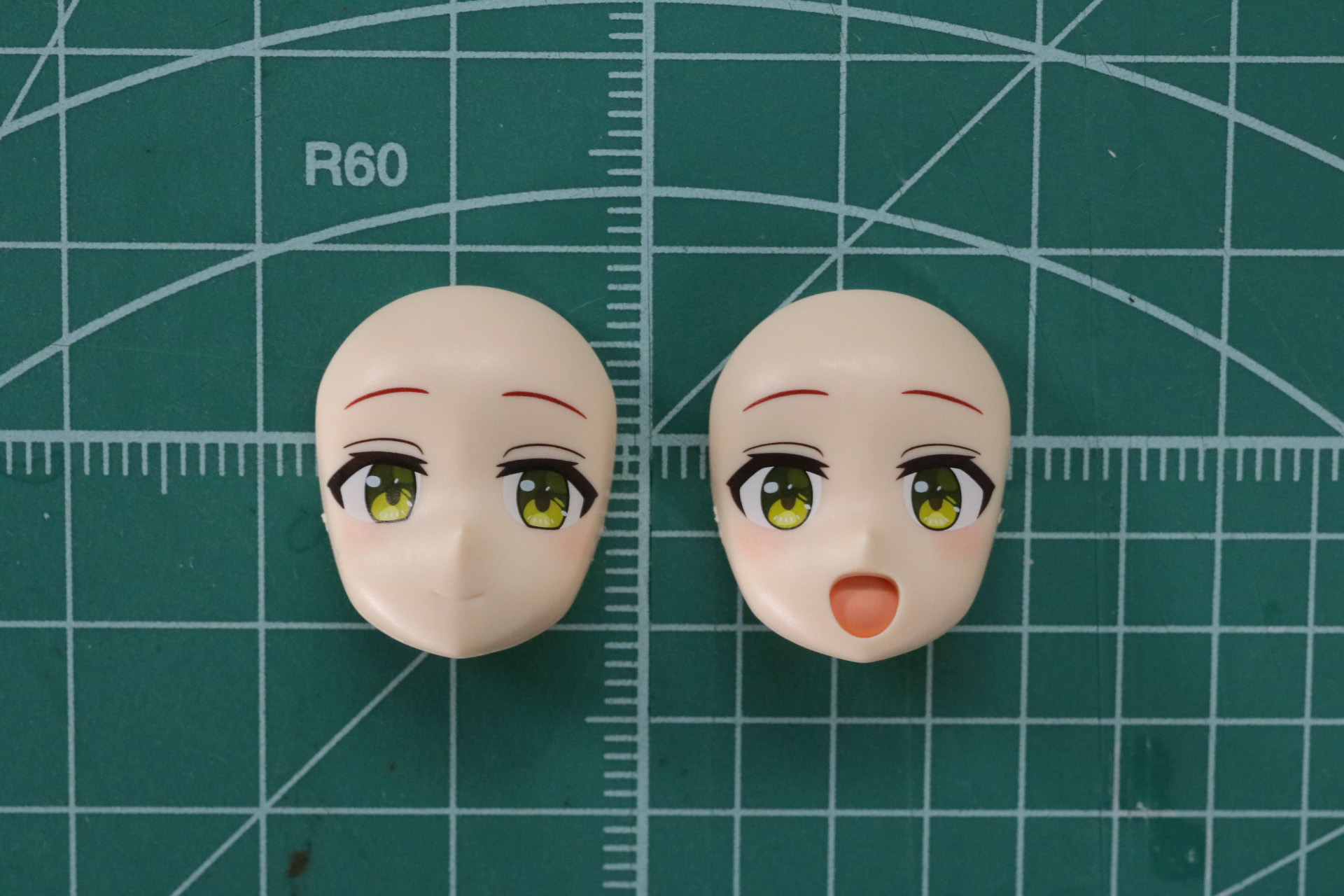 印刷済みフェイスパーツ「通常」（左）と「笑顔」（右）
