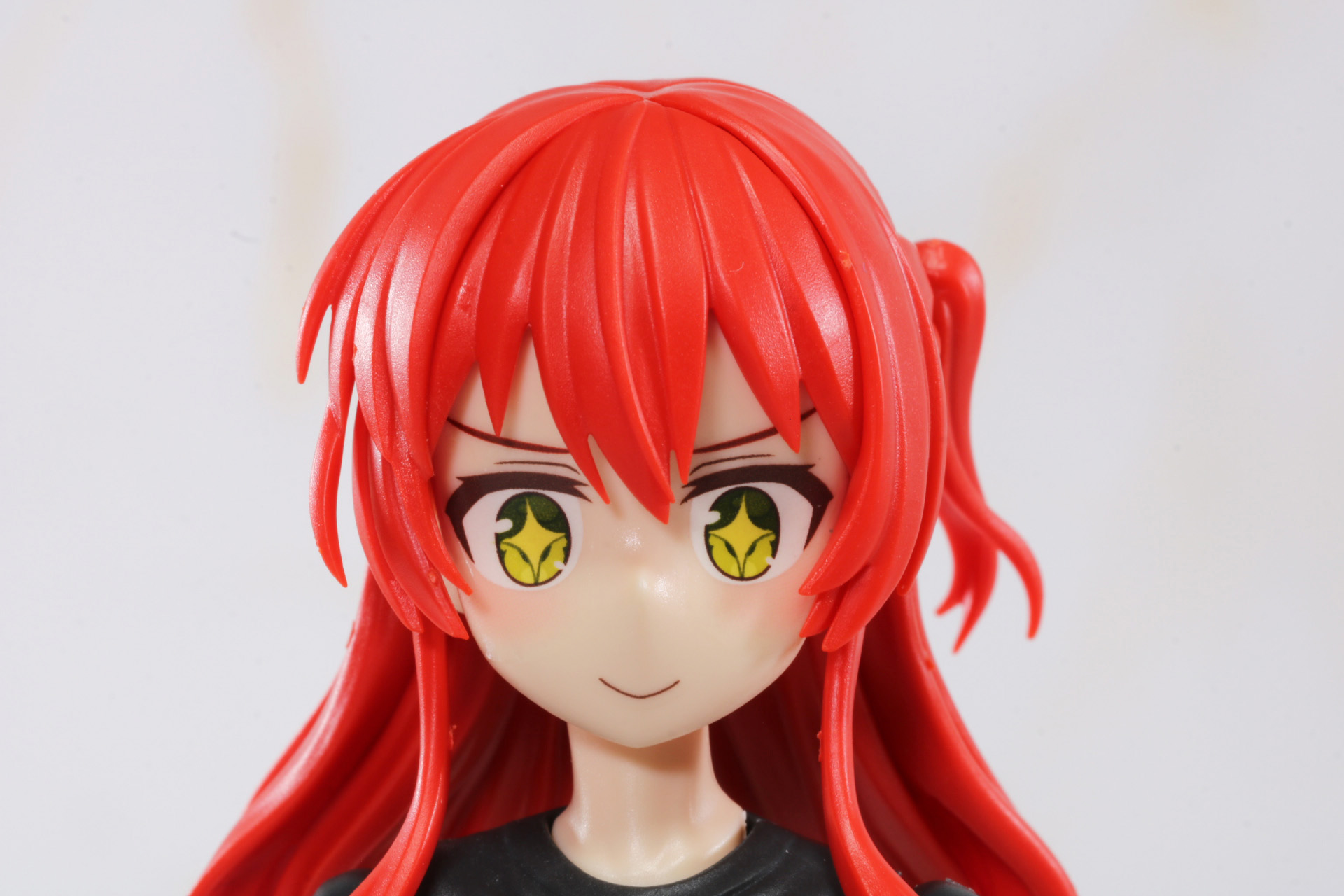 水転写デカールから瞳を輝かせたフェイスパーツ。「キターン！」と聞こえてきそうな陽キャオーラ全開の表情となっている