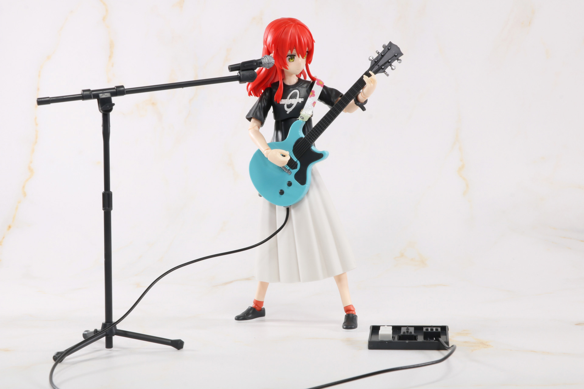 ギターの演奏に集中する喜多郁代