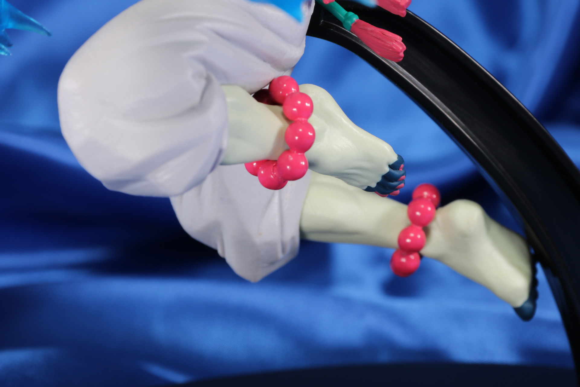 力強さを感じさせる造形に足首の数珠造形も細かく造形されている