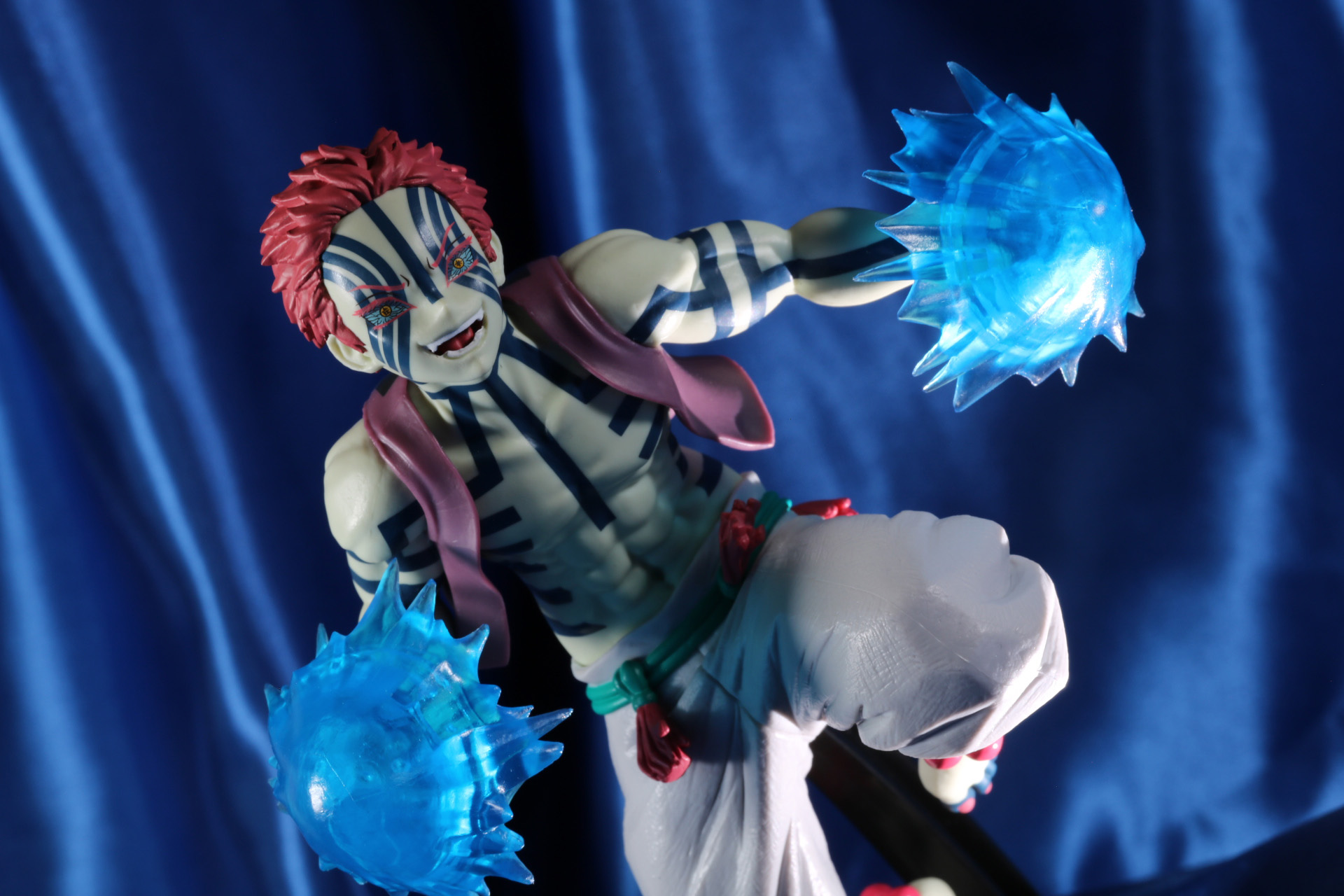 闇の中から襲い掛かかる猗窩座