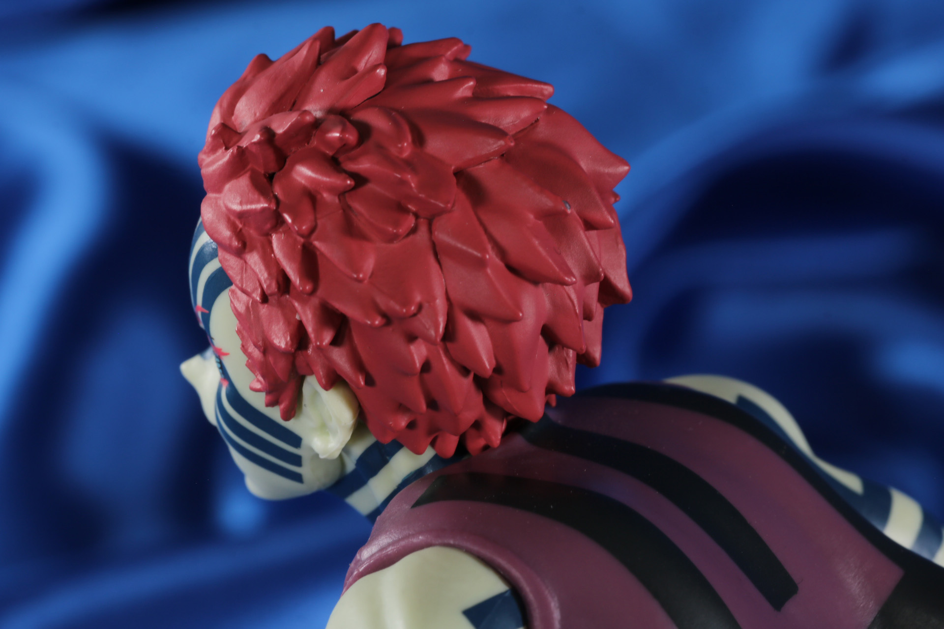 赤色の短髪も後ろに流れる動きで、疾走感が演出されている