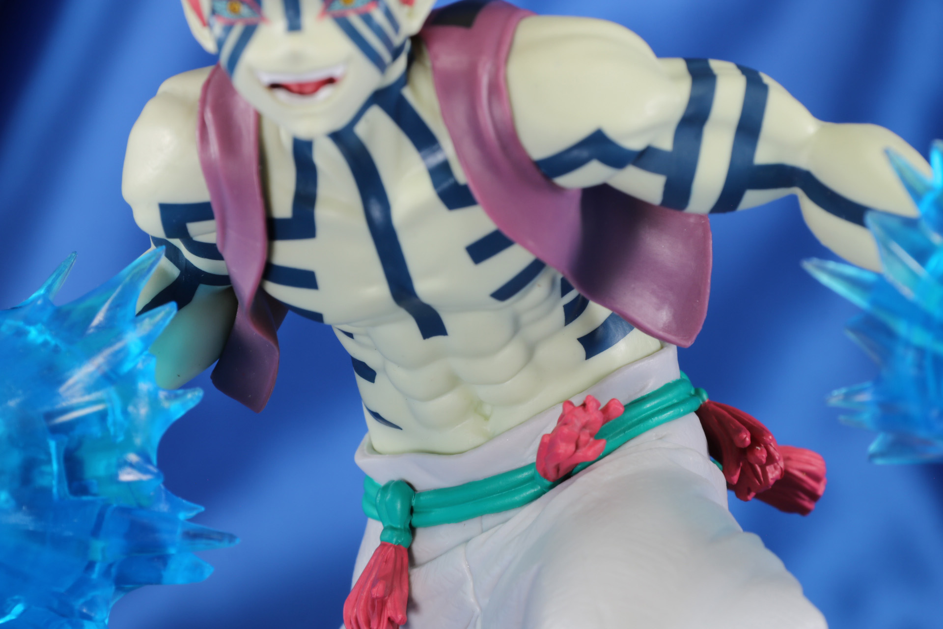 鍛え上げられた肉体や羽織の躍動感などが表現されている