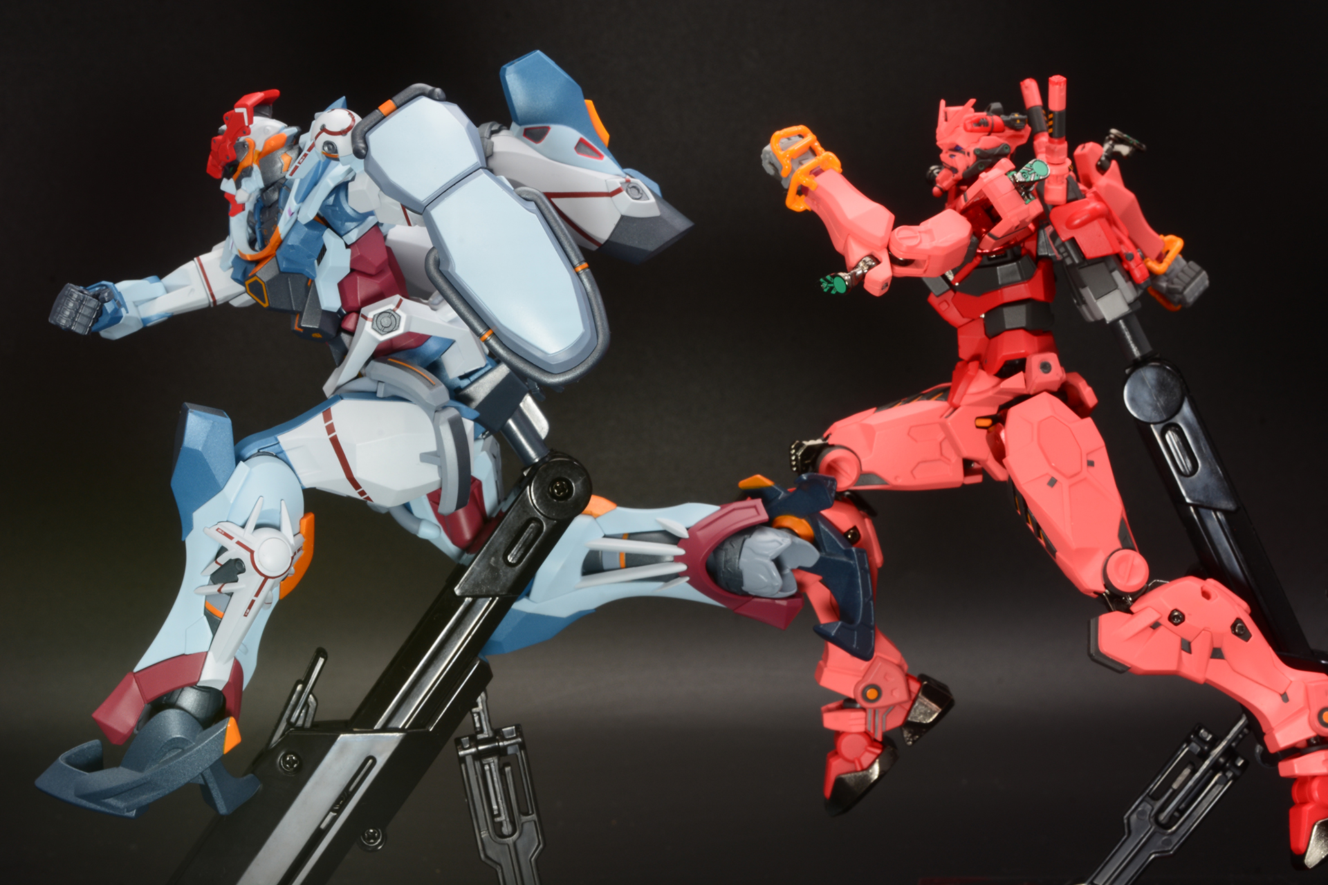 今回は、「METAL ROBOT魂 ＜SIDE MS＞ 赤いガンダム」も使い、劇中シーンを再現してみた