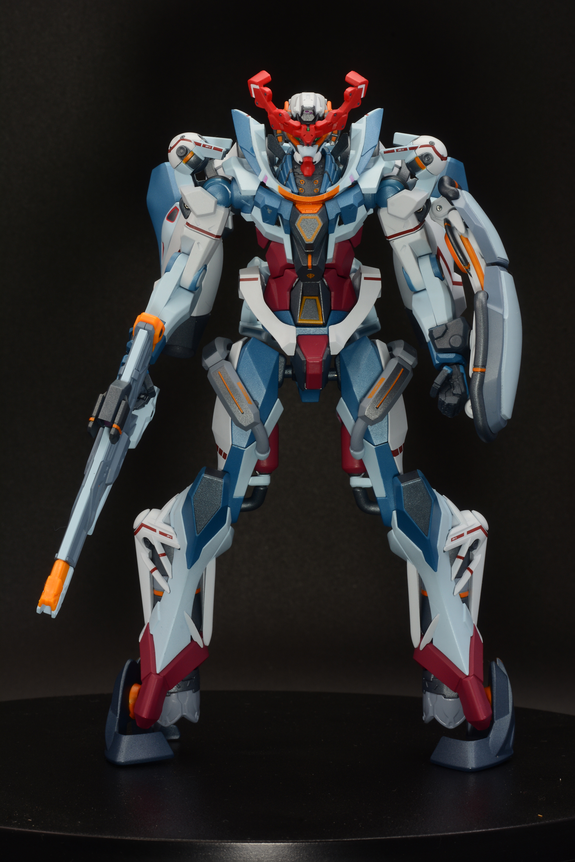 「METAL ROBOT魂 ジークアクス」はメカデザイナー・山下いくと氏が、V字アンテナ、ツインアイ、青、白、赤のトリコロールカラーにアクセントの黄色……といった「ガンダムの記号」を取り入れてデザインしている