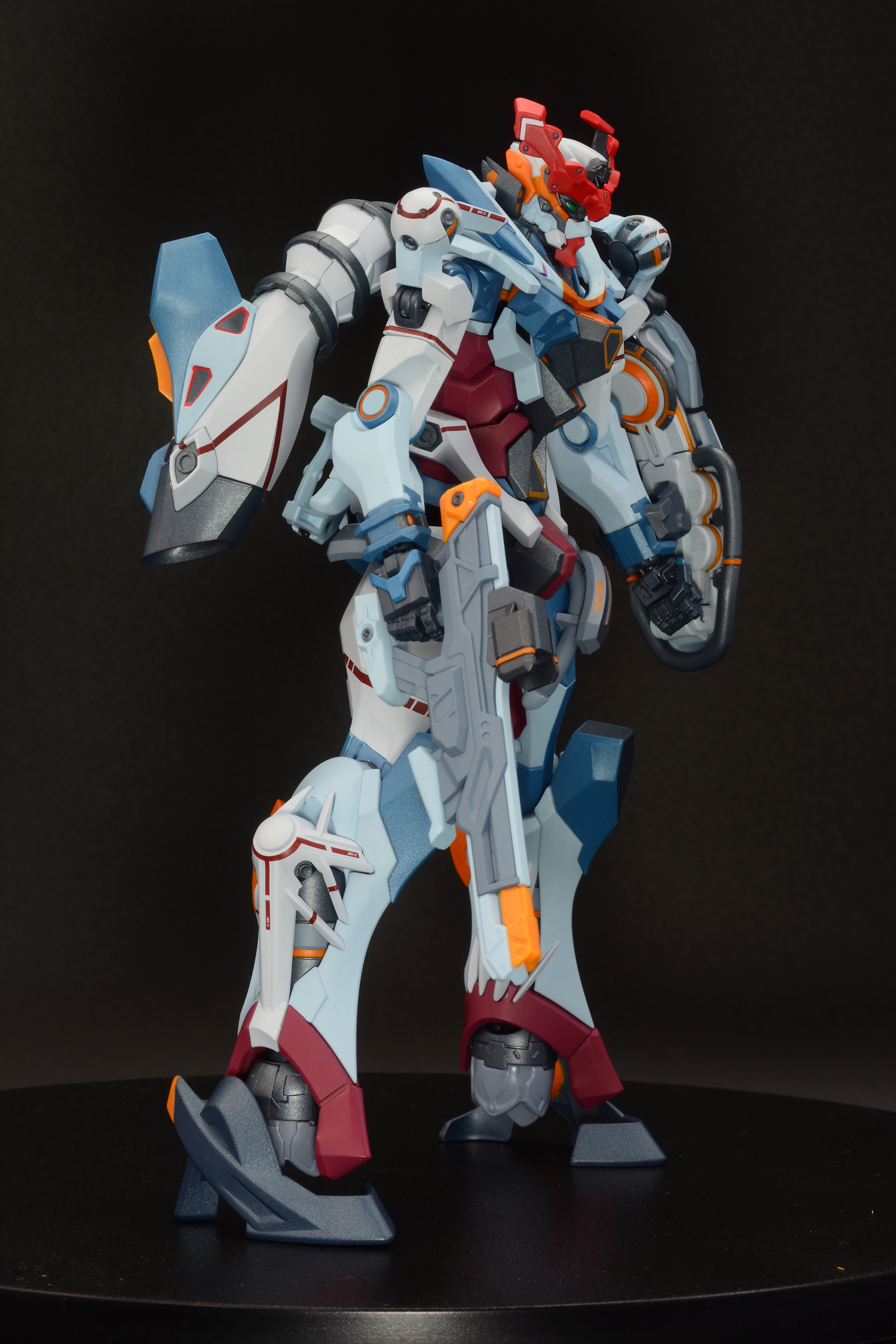 「METAL ROBOT魂 ジークアクス」はメカデザイナー・山下いくと氏が、V字アンテナ、ツインアイ、青、白、赤のトリコロールカラーにアクセントの黄色……といった「ガンダムの記号」を取り入れてデザインしている