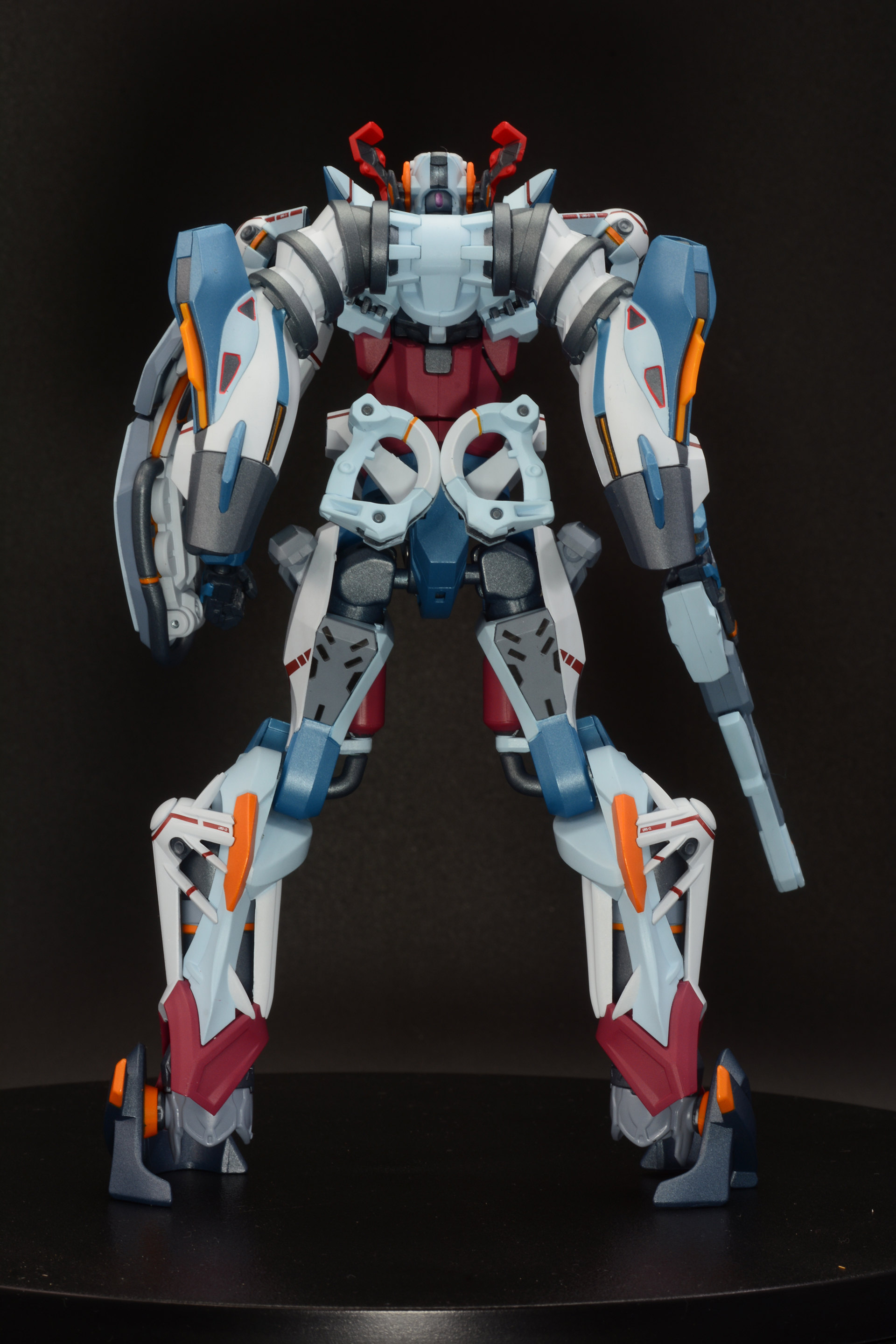 「METAL ROBOT魂 ジークアクス」はメカデザイナー・山下いくと氏が、V字アンテナ、ツインアイ、青、白、赤のトリコロールカラーにアクセントの黄色……といった「ガンダムの記号」を取り入れてデザインしている