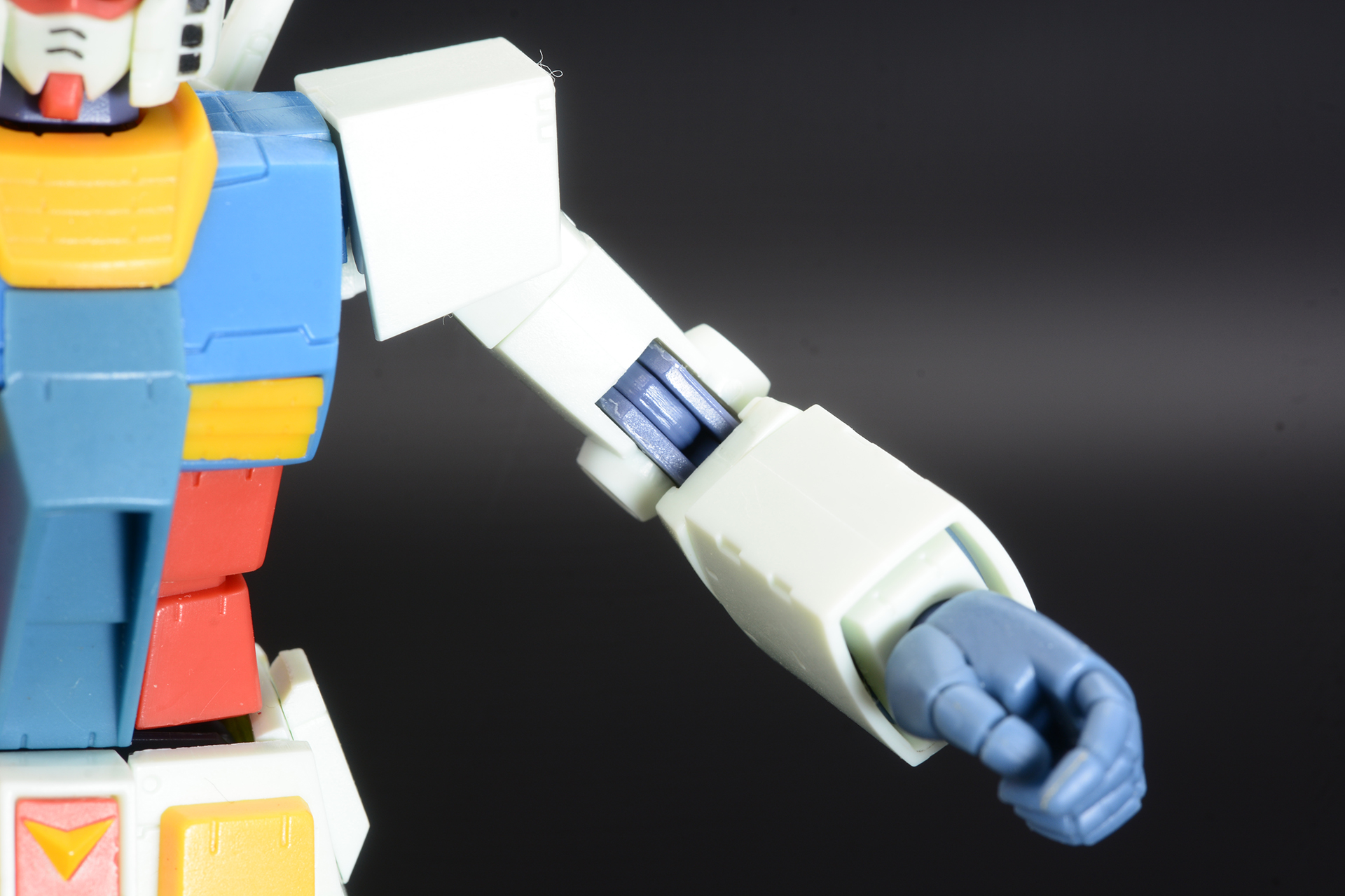 こちらは「ROBOT魂 ＜SIDE MS＞ RX-78-2 ガンダム ver.A.N.I.M.E.」の肘。デザインでは丸い部分で曲がるようになっているが、フィギュアは内部にブロック構造の2重関節を盛り込んでいる