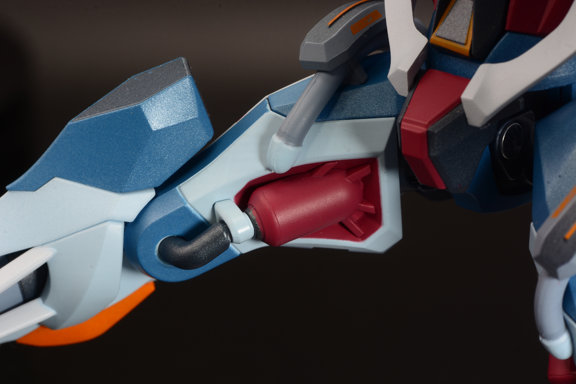 太ももは中空で、内部に赤いタンクがあるように見える。ロケットエンジン用の推進剤タンクだろうか？